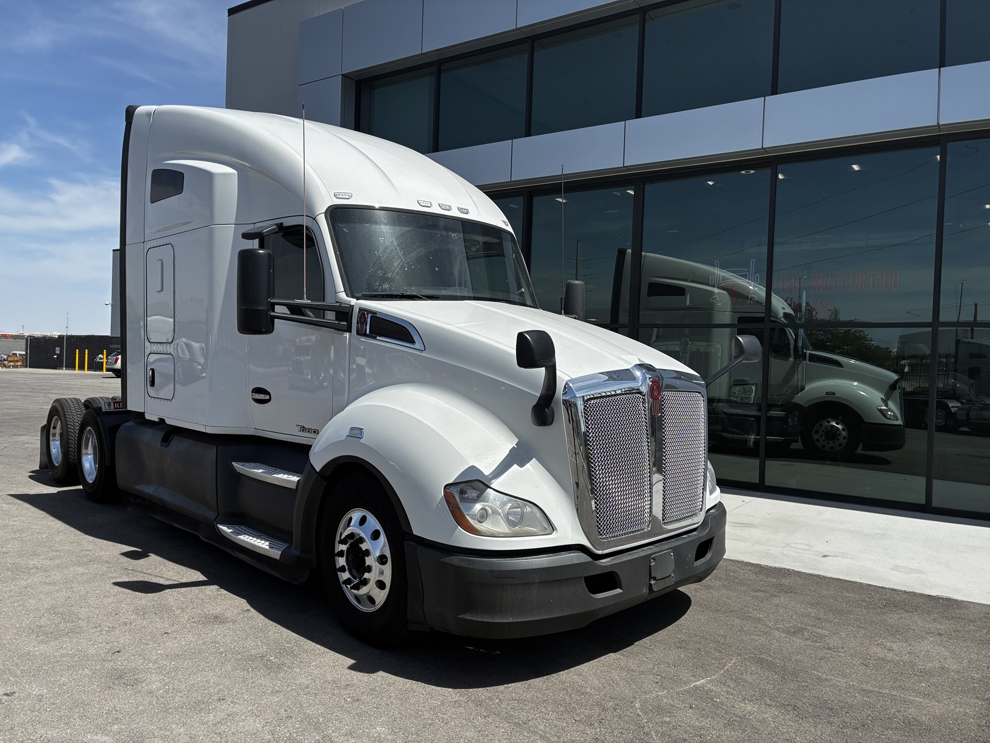 2021 Kenworth T680 - image 1 of 6