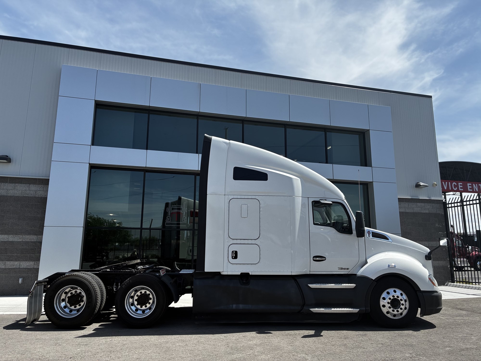 2021 Kenworth T680 - image 2 of 6