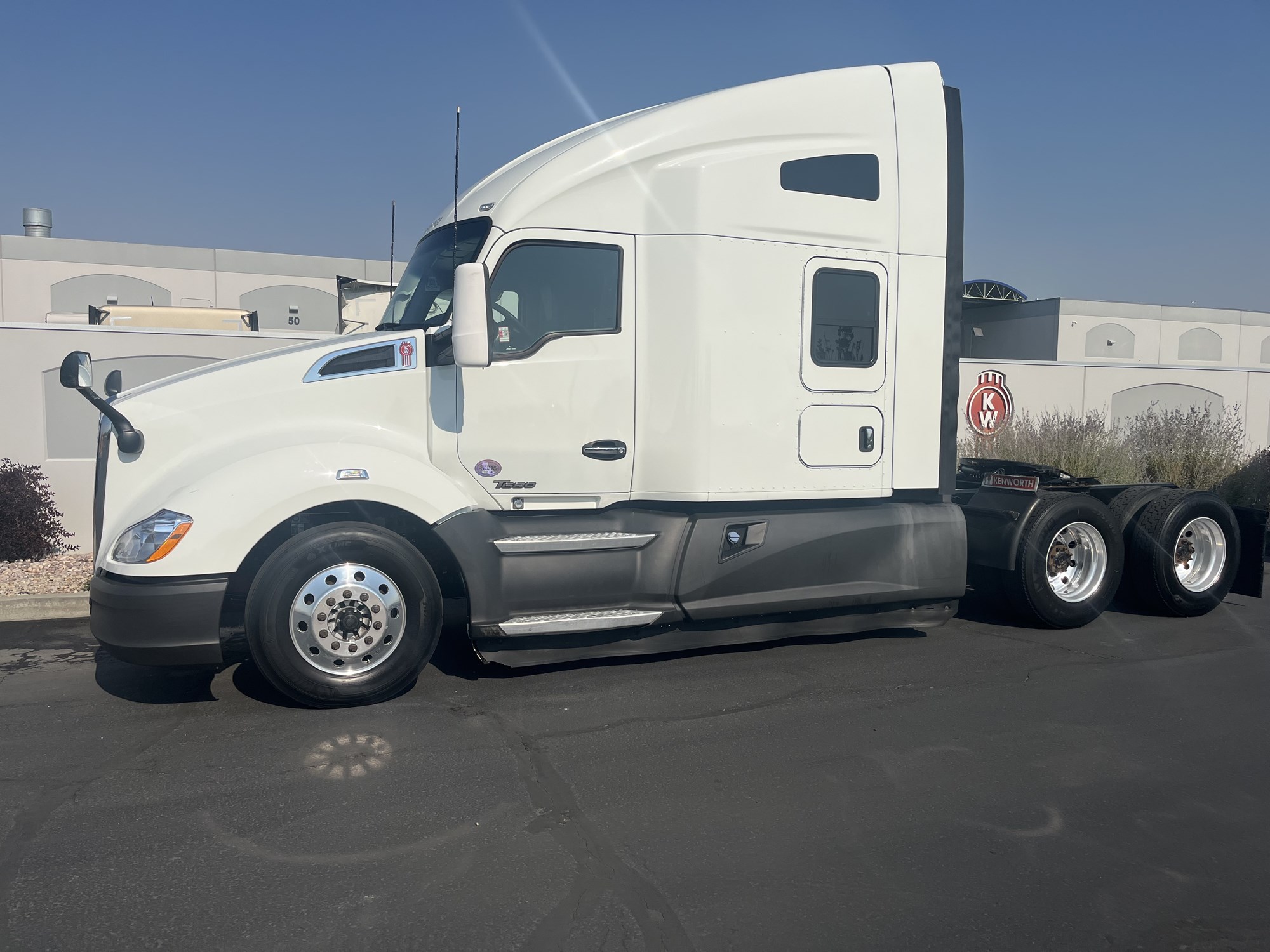 2021 Kenworth T680 2021 Kenworth T680 - image 1 of 6