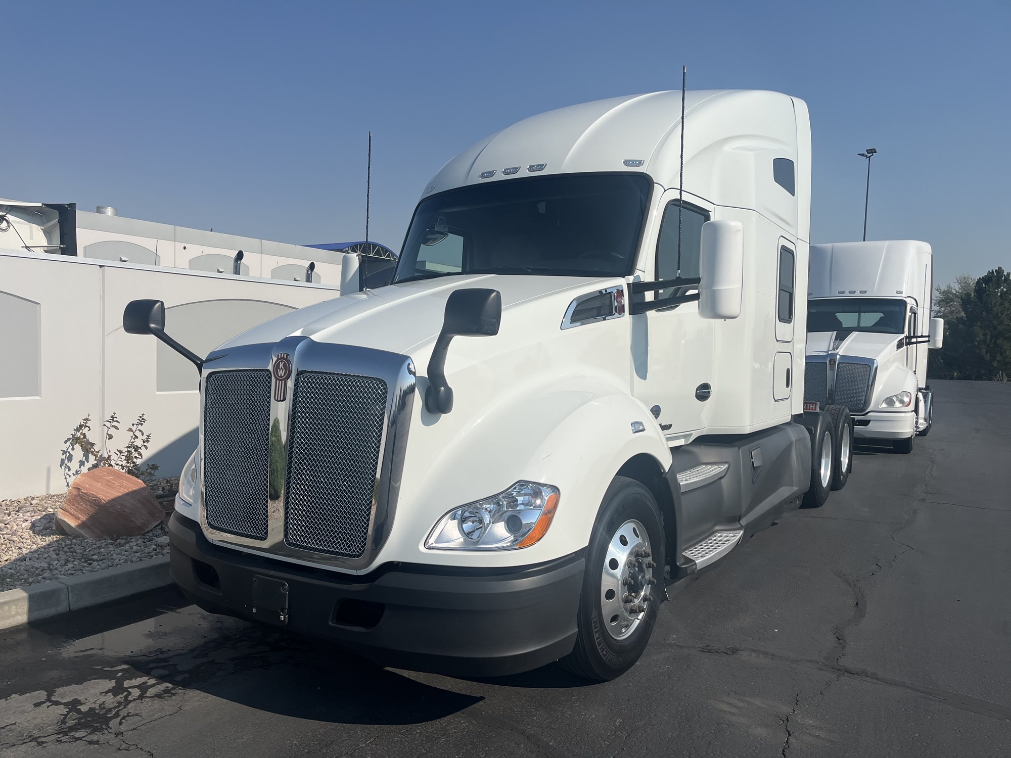 2021 Kenworth T680 2021 Kenworth T680 - image 2 of 6
