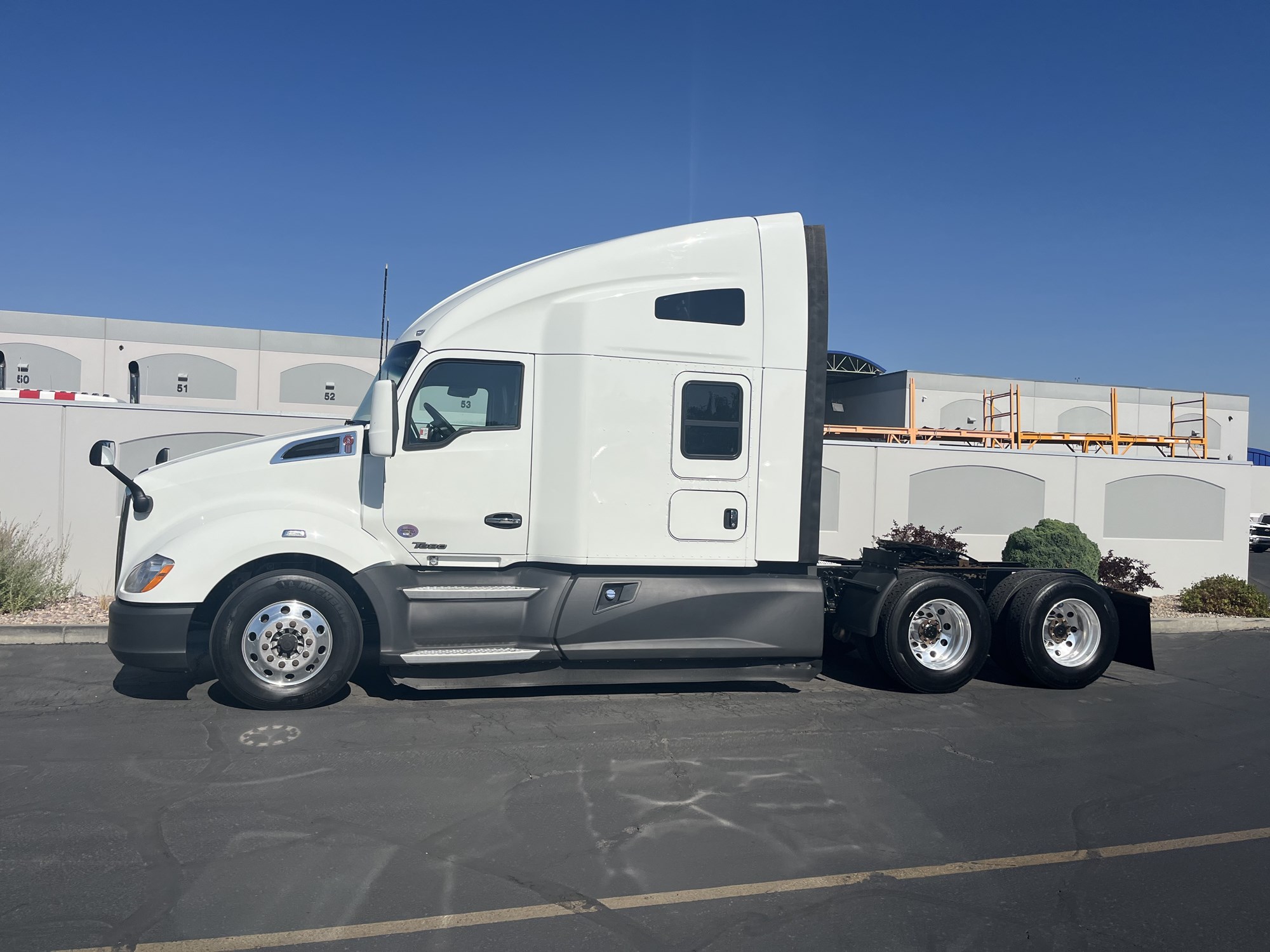 2021 Kenworth T680 - image 1 of 6