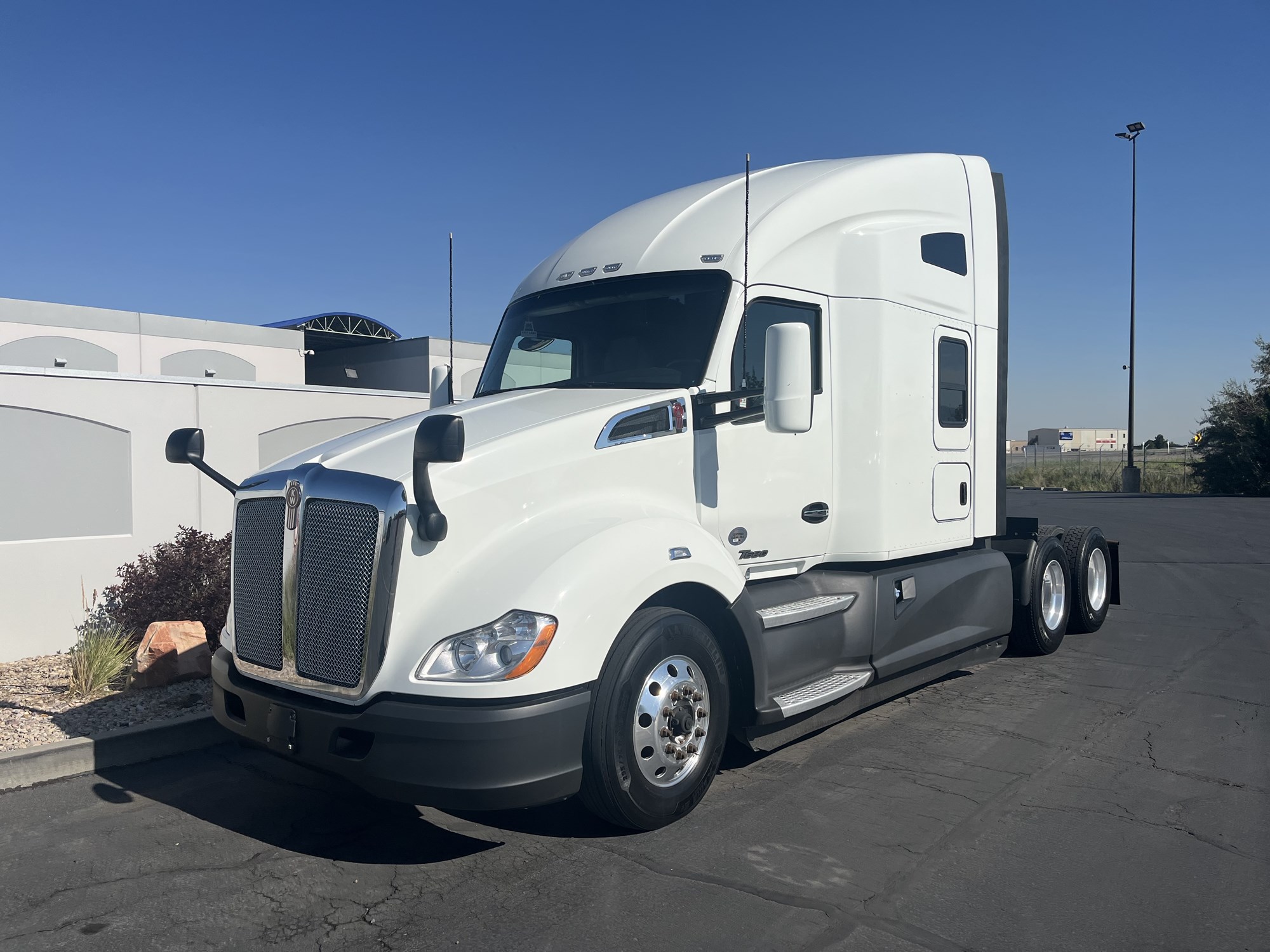 2021 Kenworth T680 - image 2 of 6