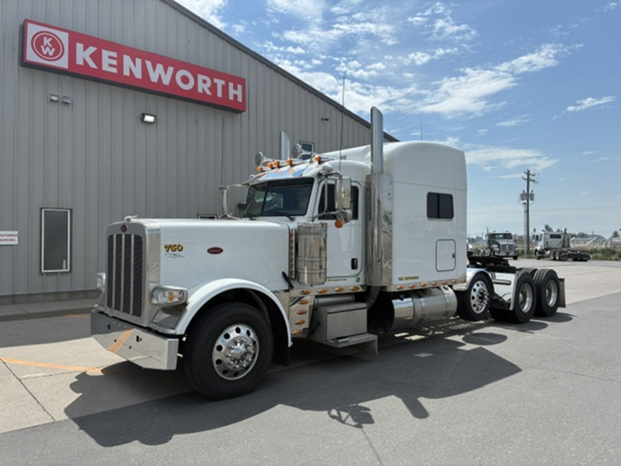 2022 Peterbilt 389 2022 Peterbilt 389 - image 1 of 2