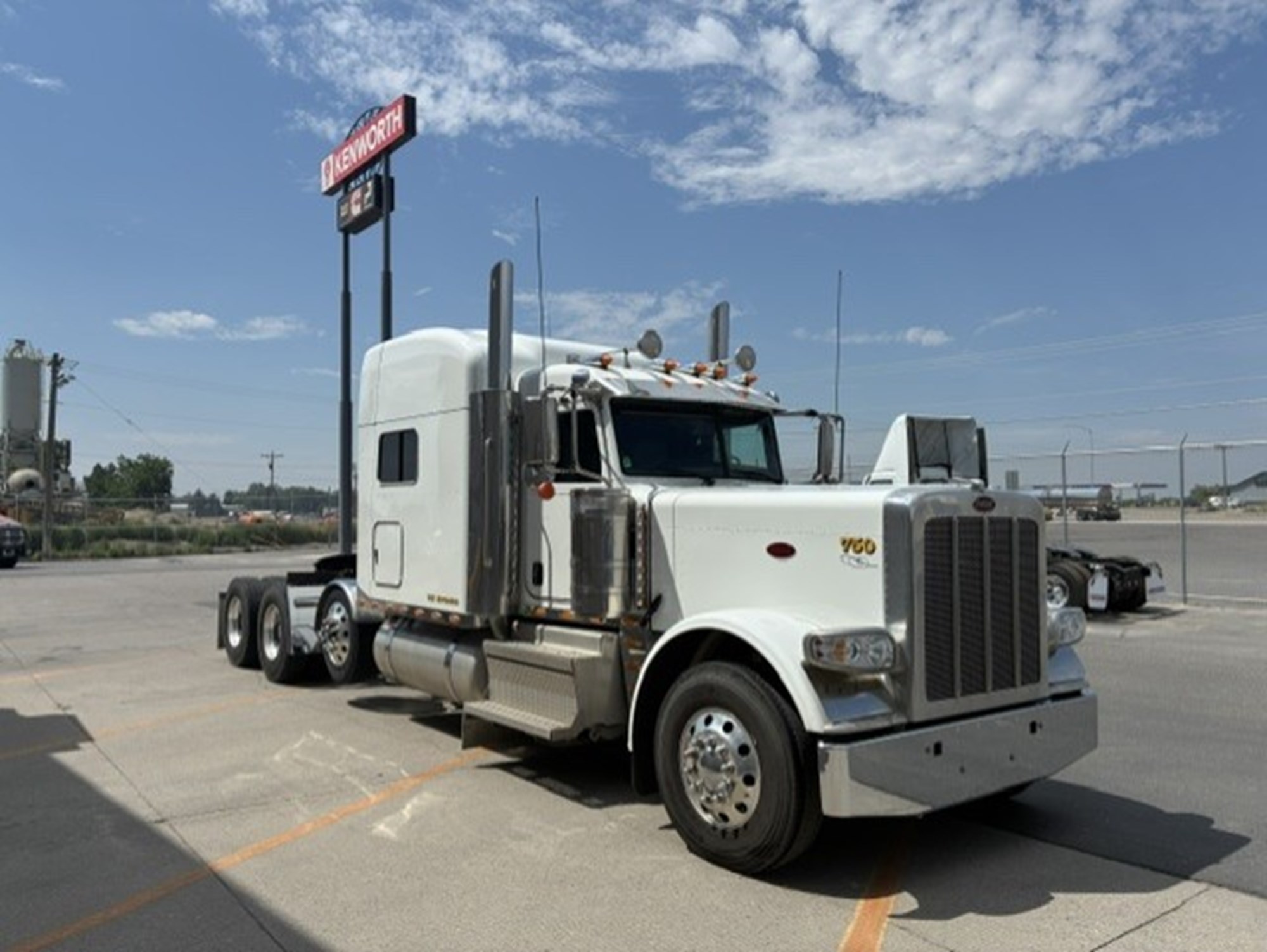 2022 Peterbilt 389 2022 Peterbilt 389 - image 2 of 2