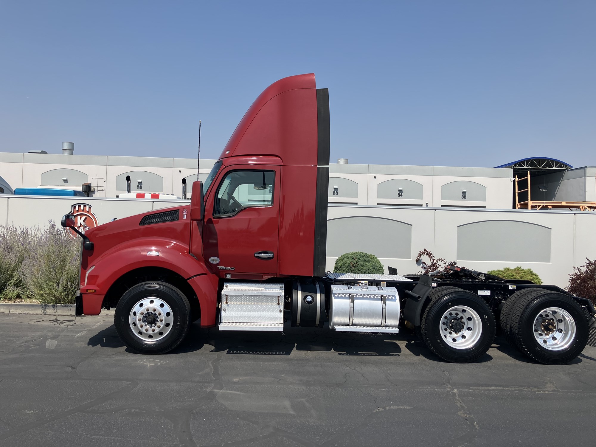 2022 Kenworth T880 2022 Kenworth T880 - image 1 of 6