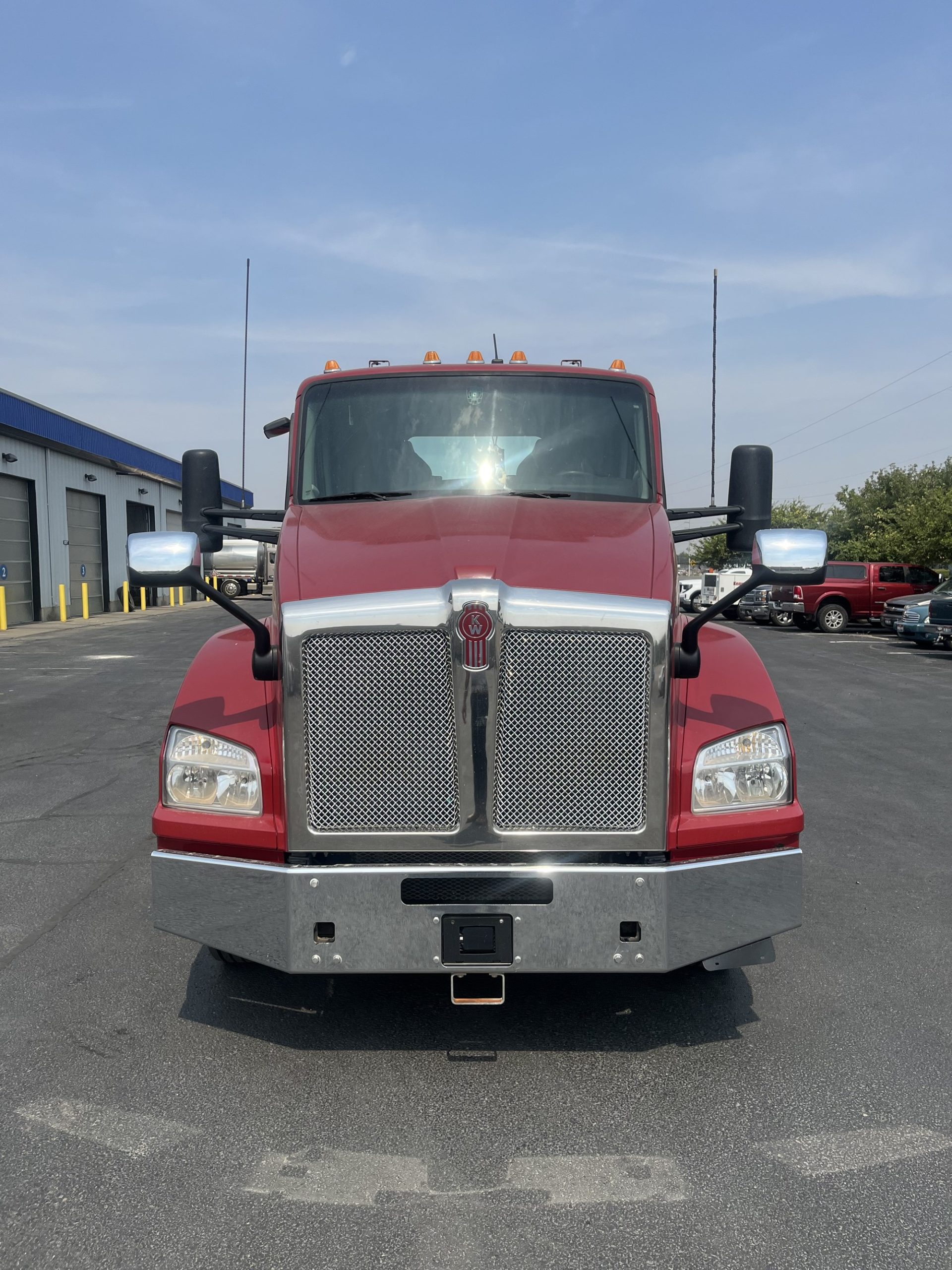 2022 Kenworth T880 - image 2 of 6