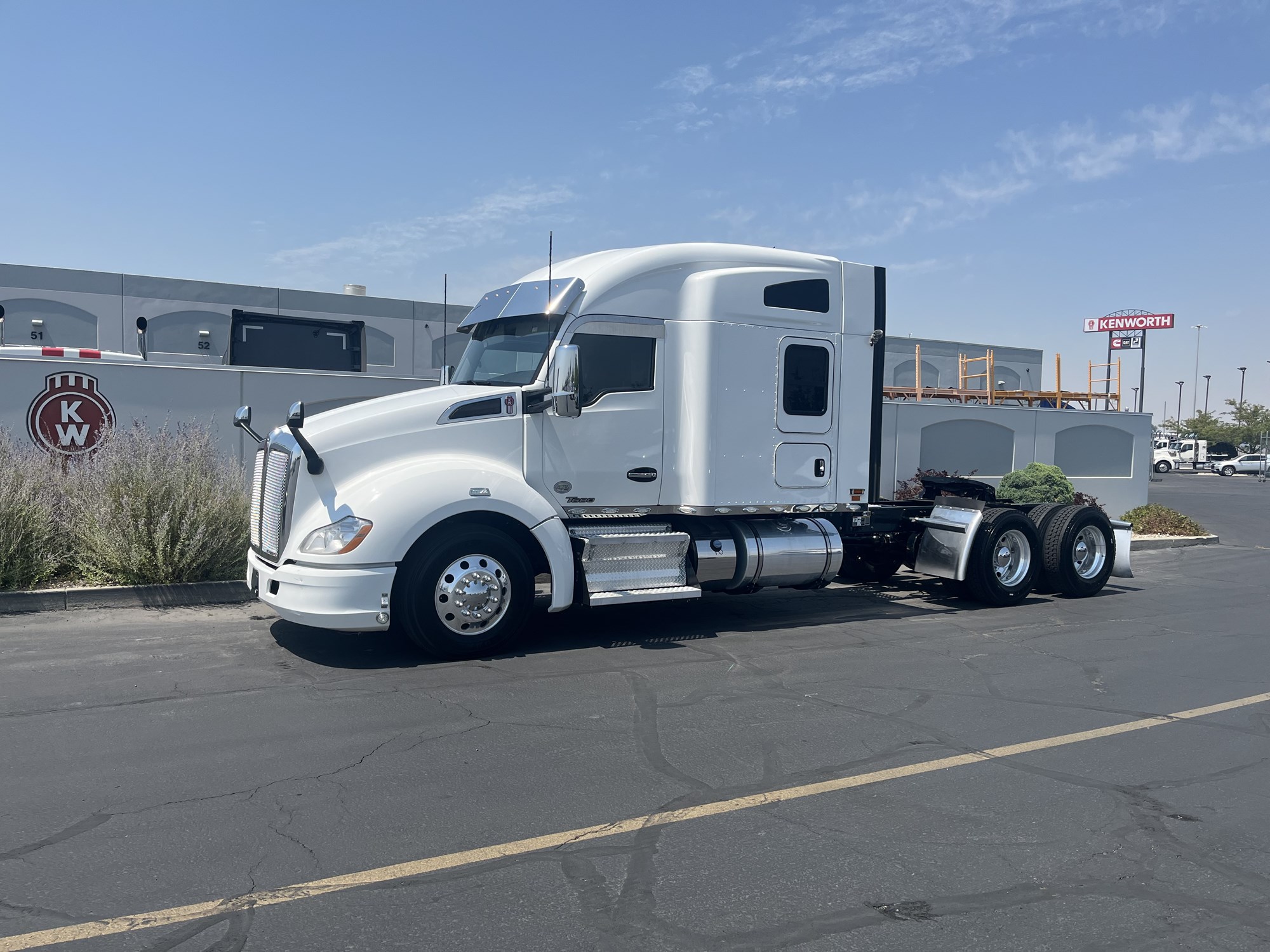 2022 Kenworth T680 2022 Kenworth T680 - image 1 of 6