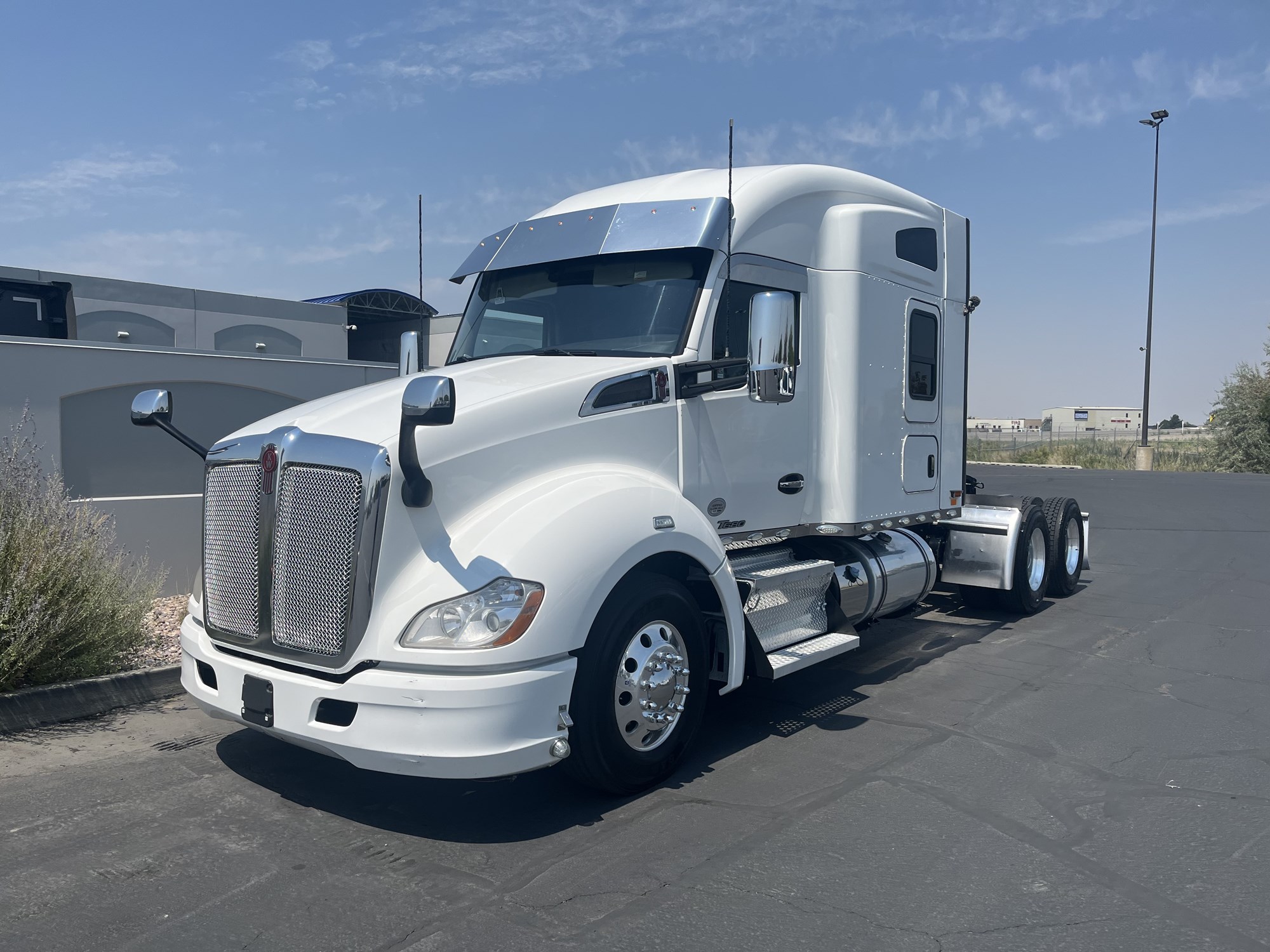 2022 Kenworth T680 2022 Kenworth T680 - image 2 of 6