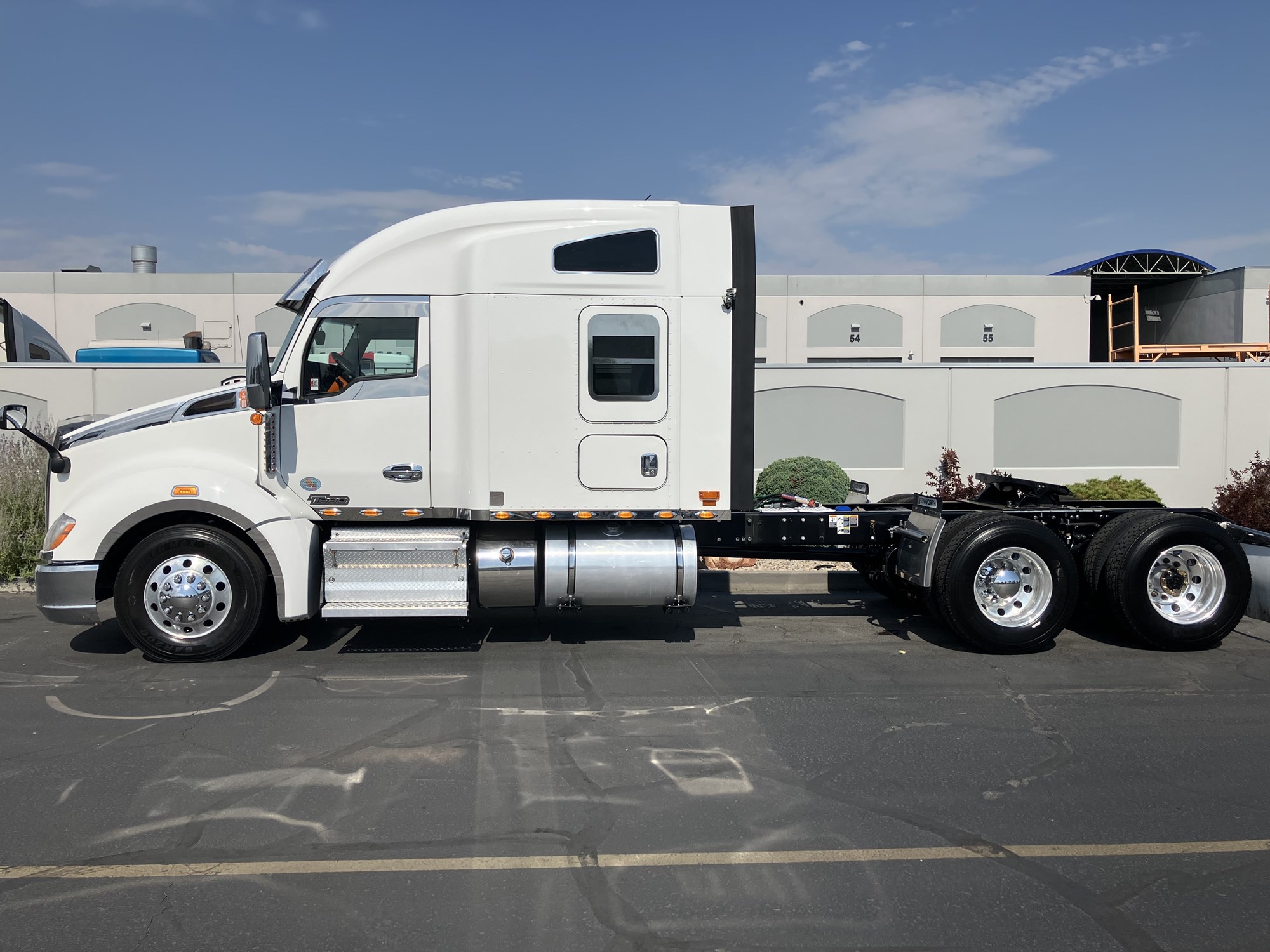 2022 Kenworth T680 2022 Kenworth T680 - image 1 of 6