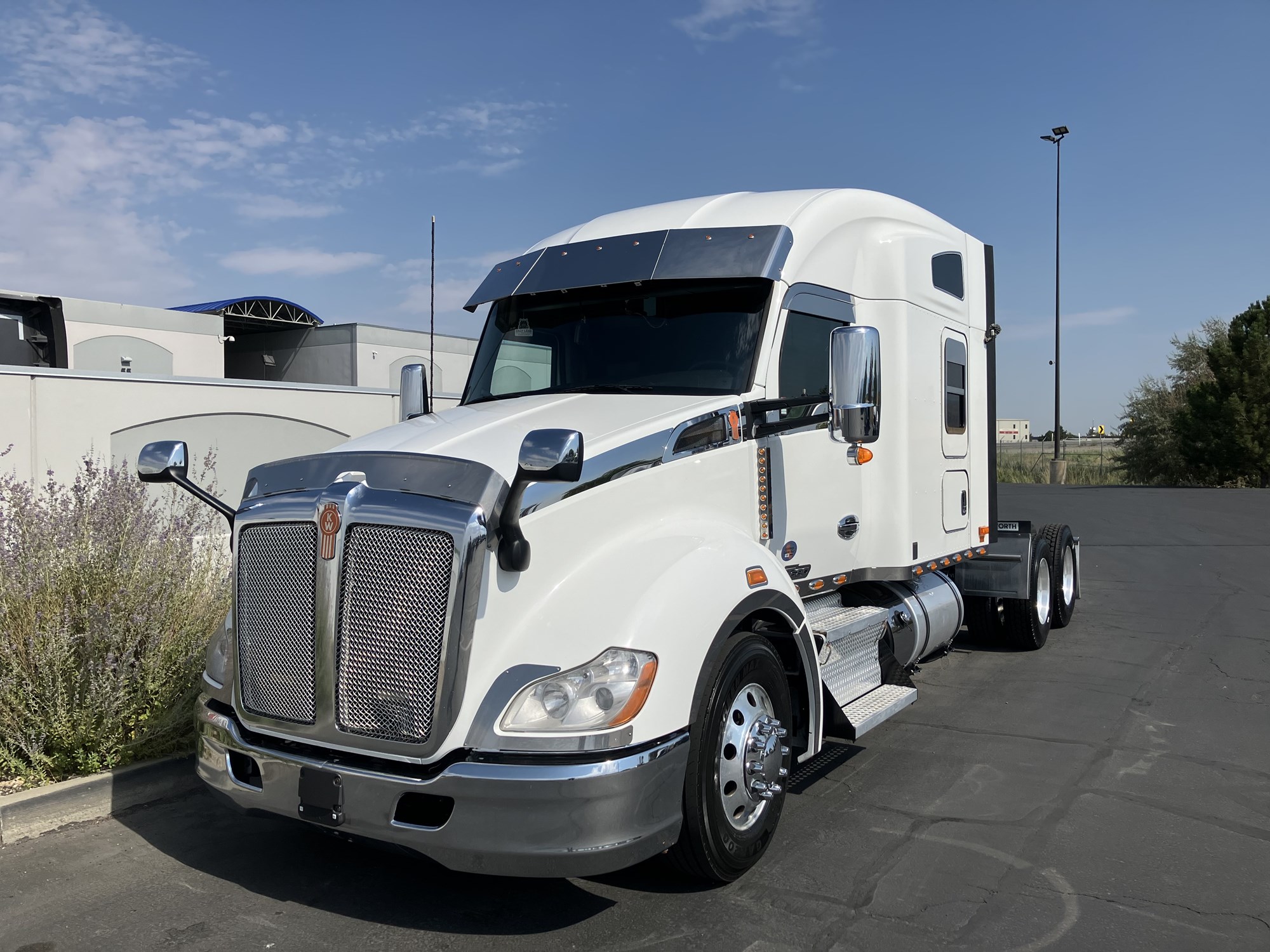 2022 Kenworth T680 2022 Kenworth T680 - image 2 of 6