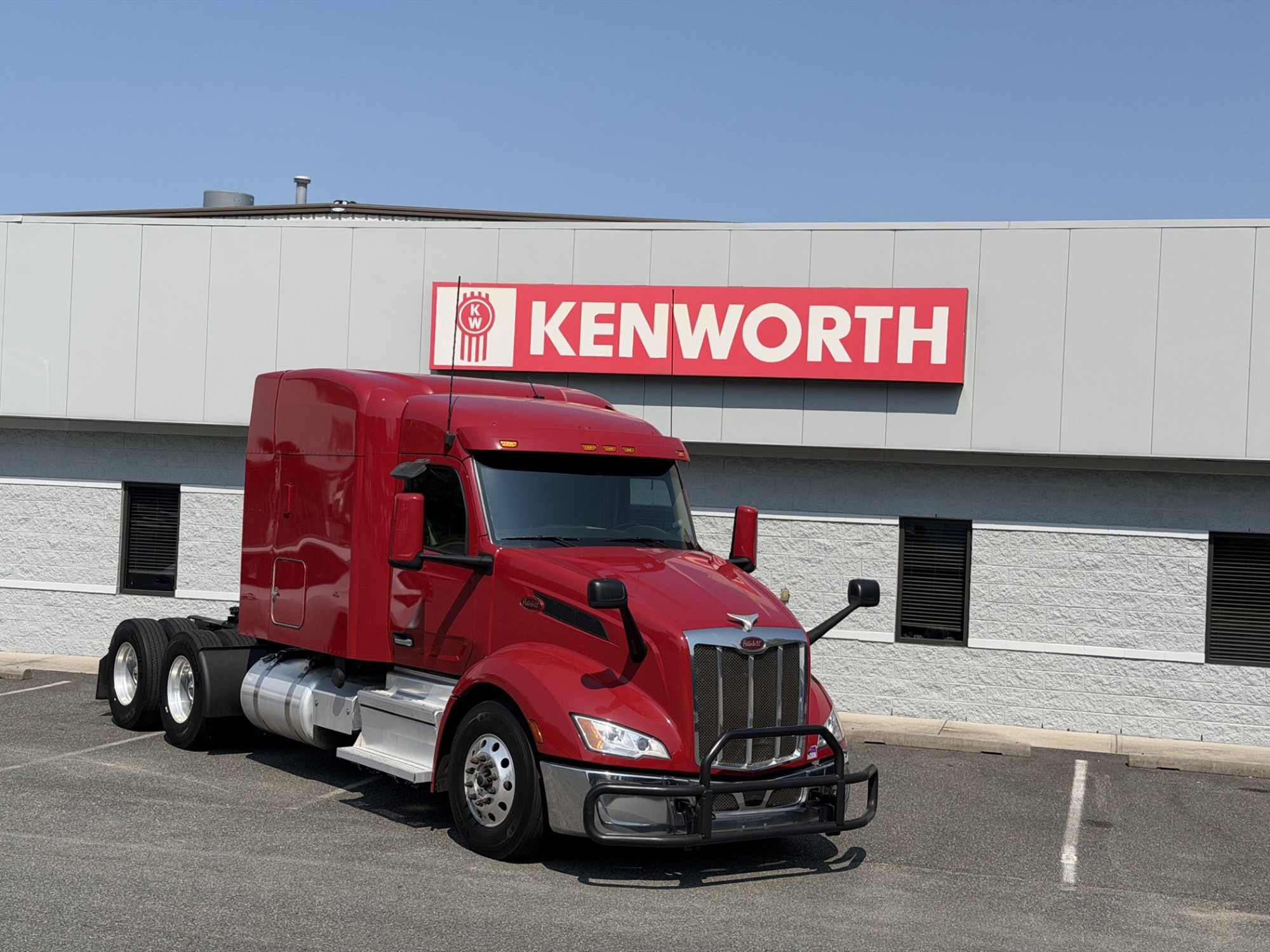 2023 Peterbilt 579 - image 2 of 6