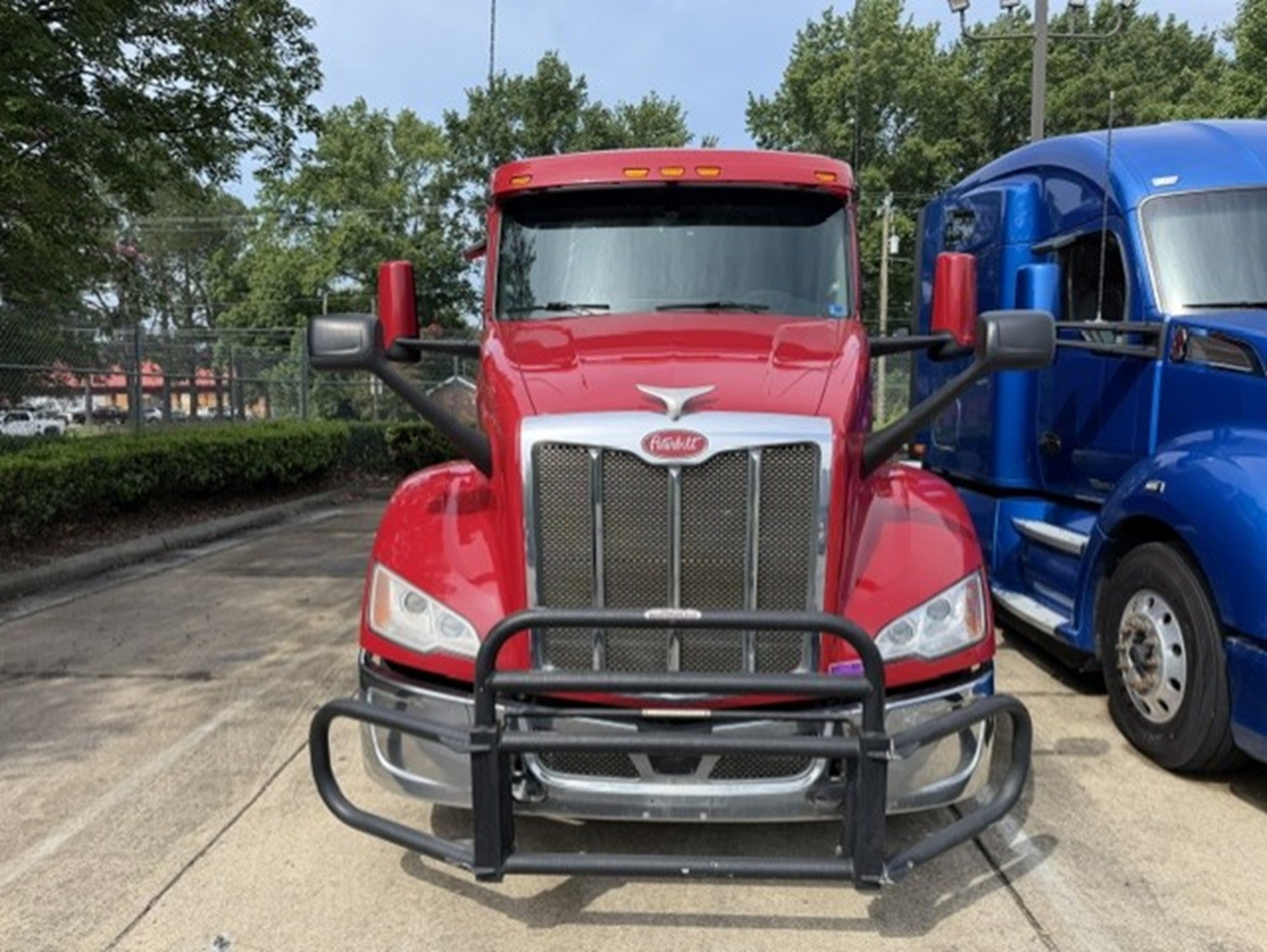 2023 Peterbilt 579 - image 4 of 6