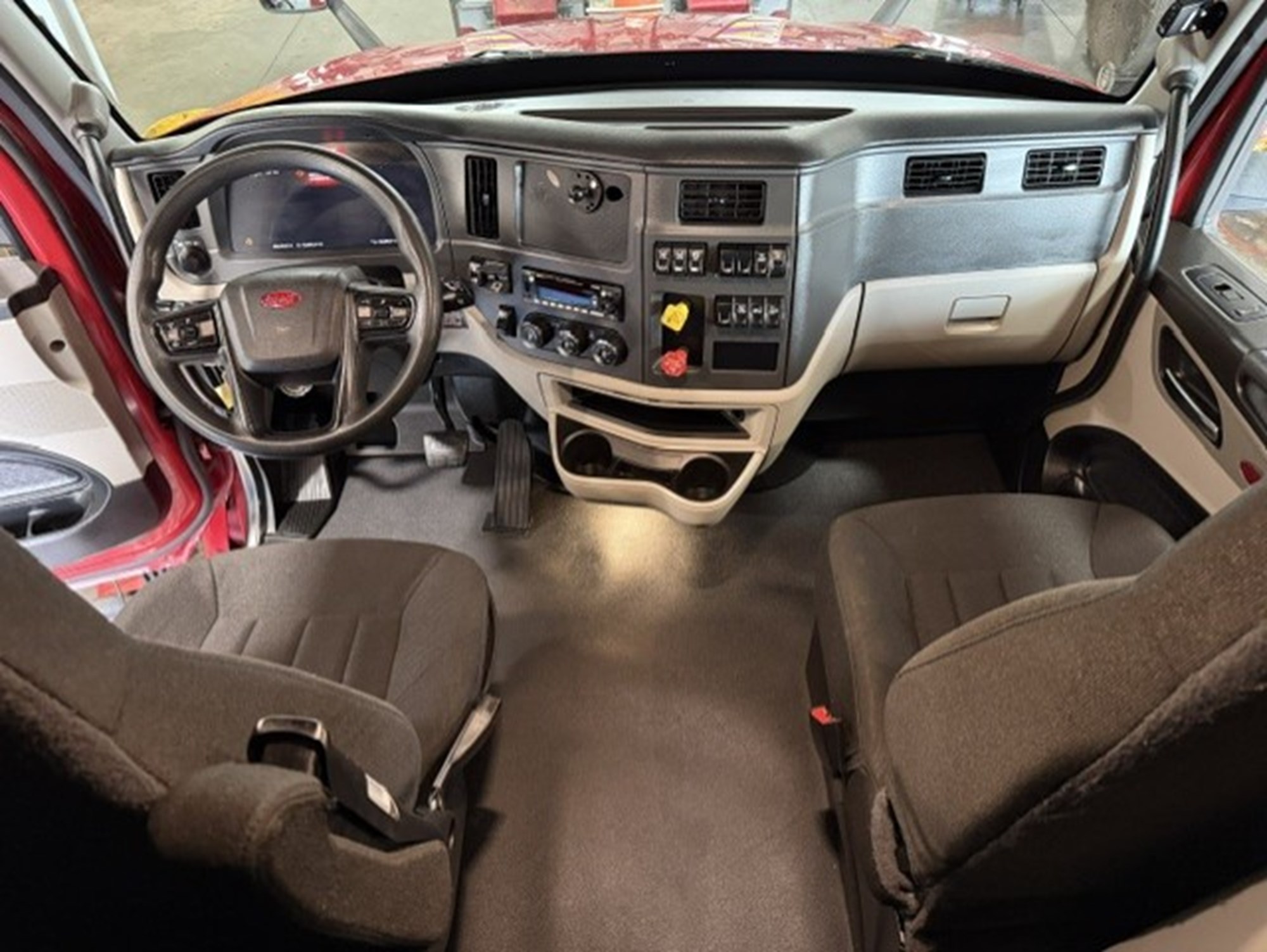 2023 Peterbilt 579 - image 5 of 6