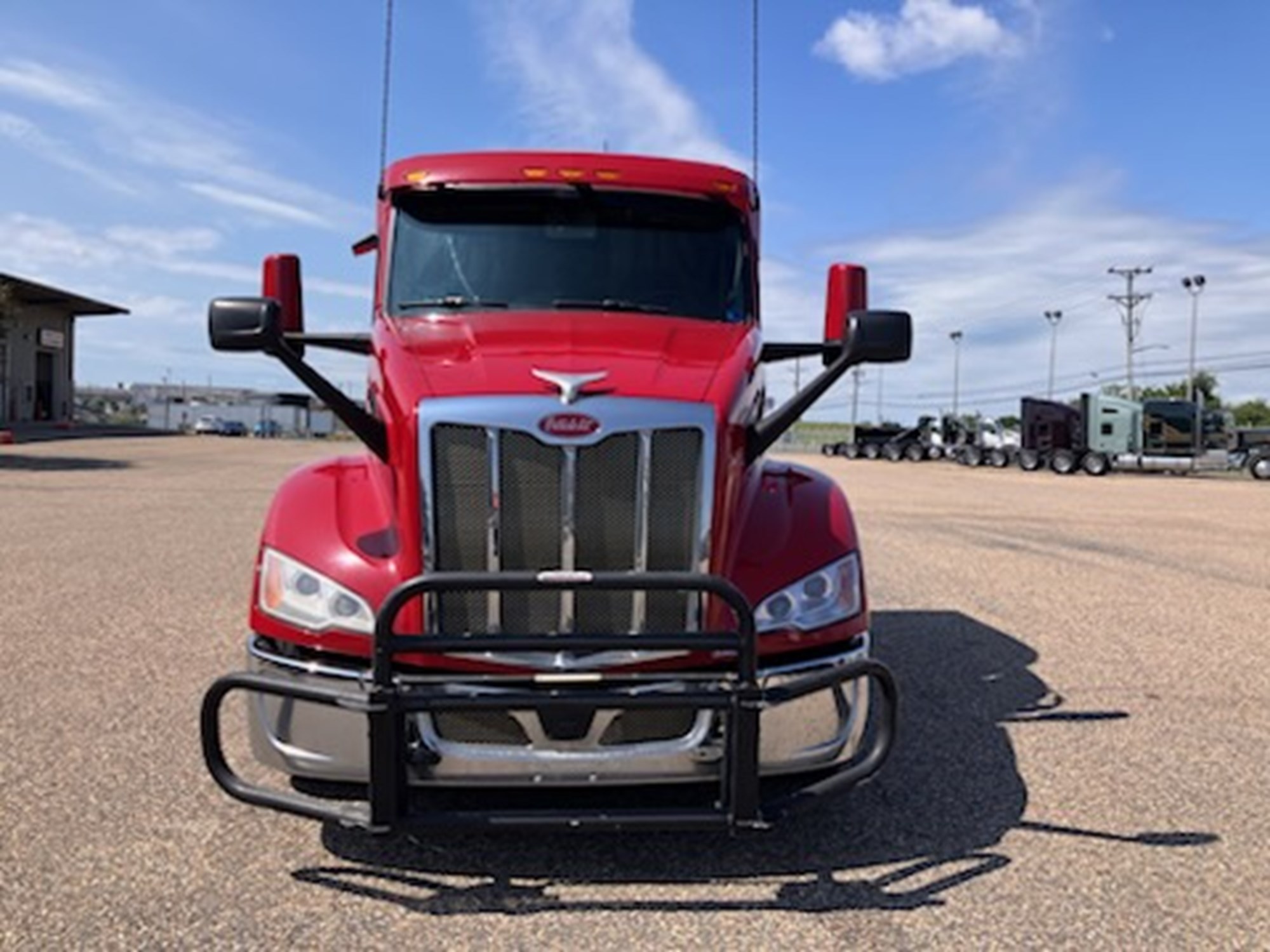 2023 Peterbilt 579 2023 Peterbilt 579 - image 2 of 6