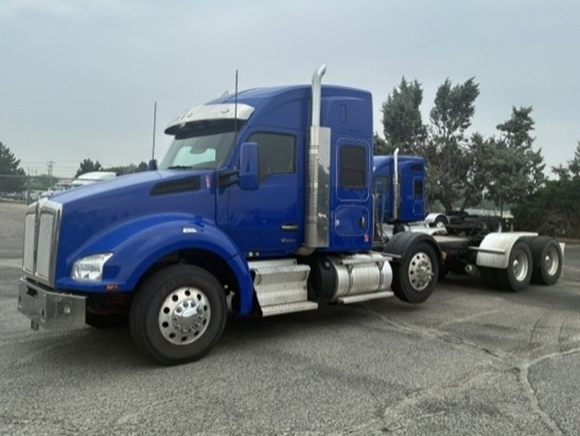 2023 Kenworth T880 2023 Kenworth T880 - image 1 of 6