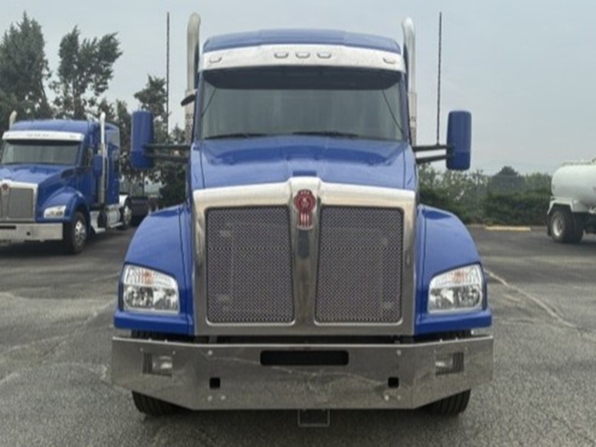 2023 Kenworth T880 2023 Kenworth T880 - image 2 of 6