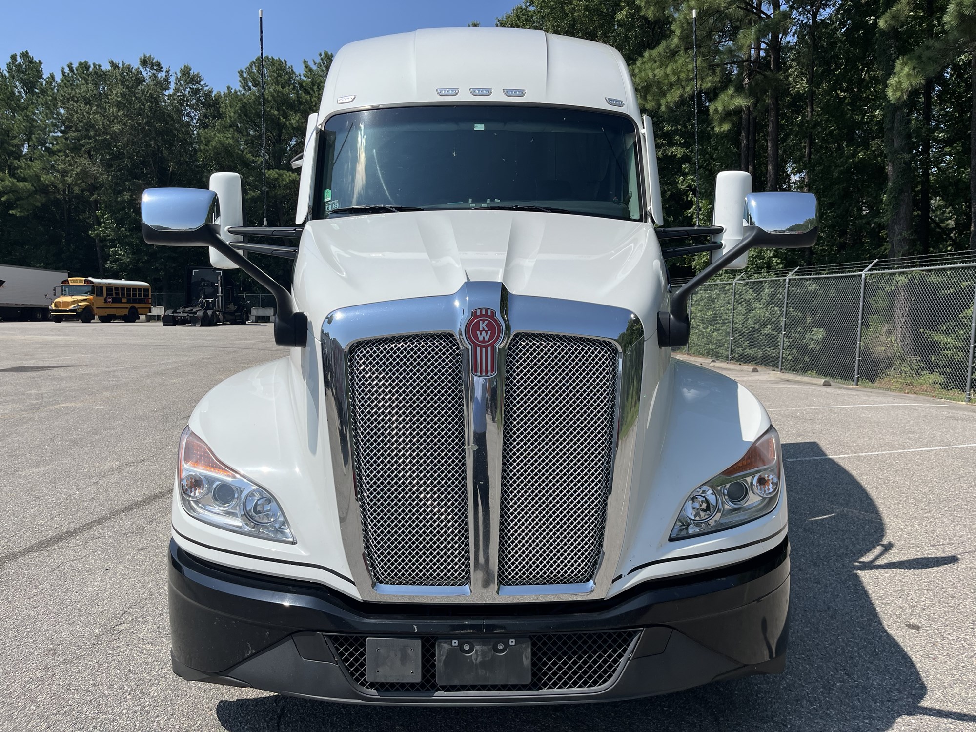 2023 Kenworth T680 2023 Kenworth T680 - image 2 of 6