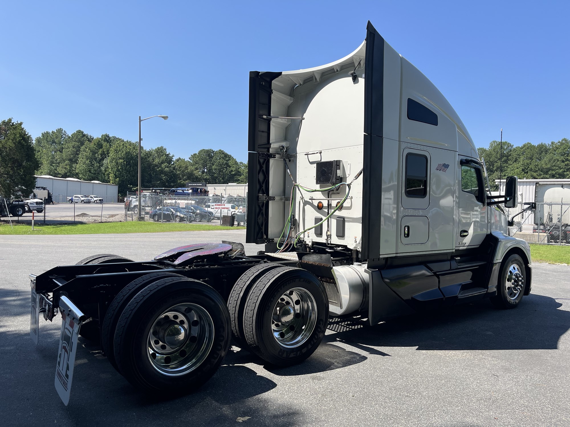 2023 Kenworth T680 2023 Kenworth T680 - image 4 of 6