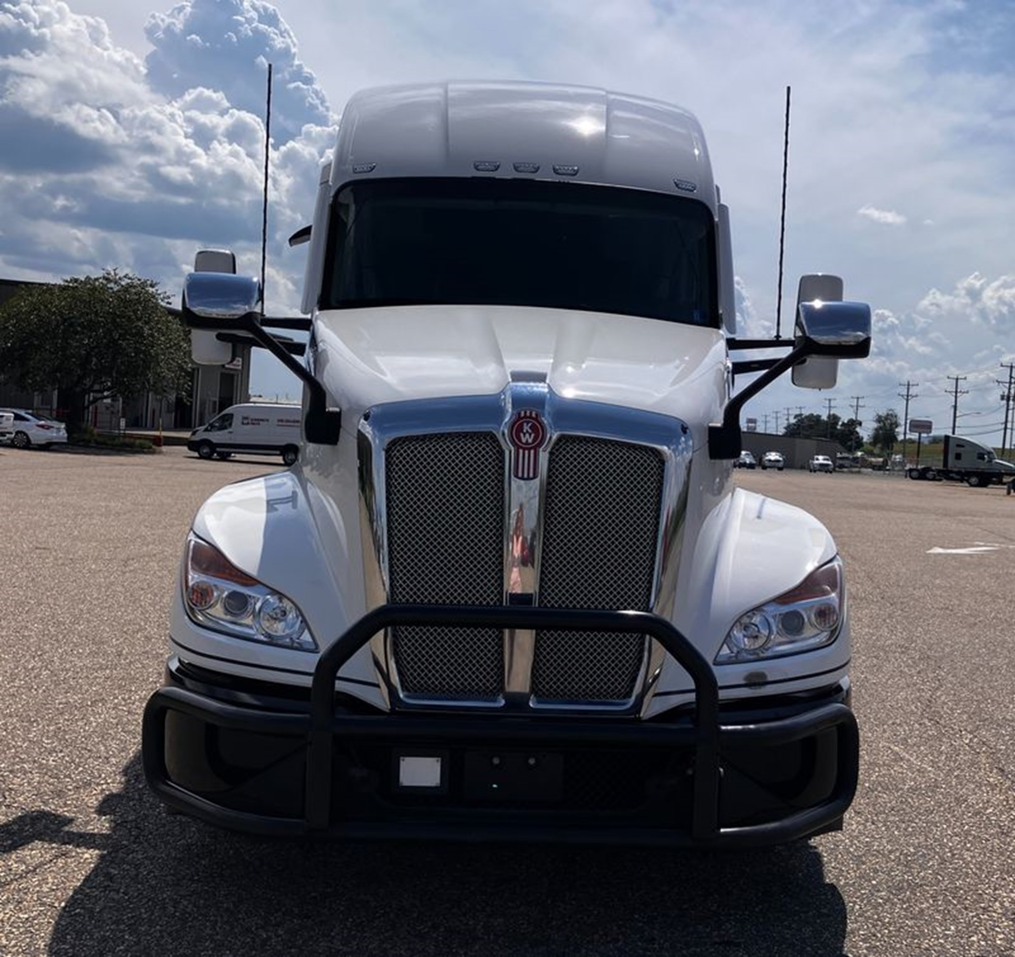 2023 Kenworth T680 - image 2 of 6
