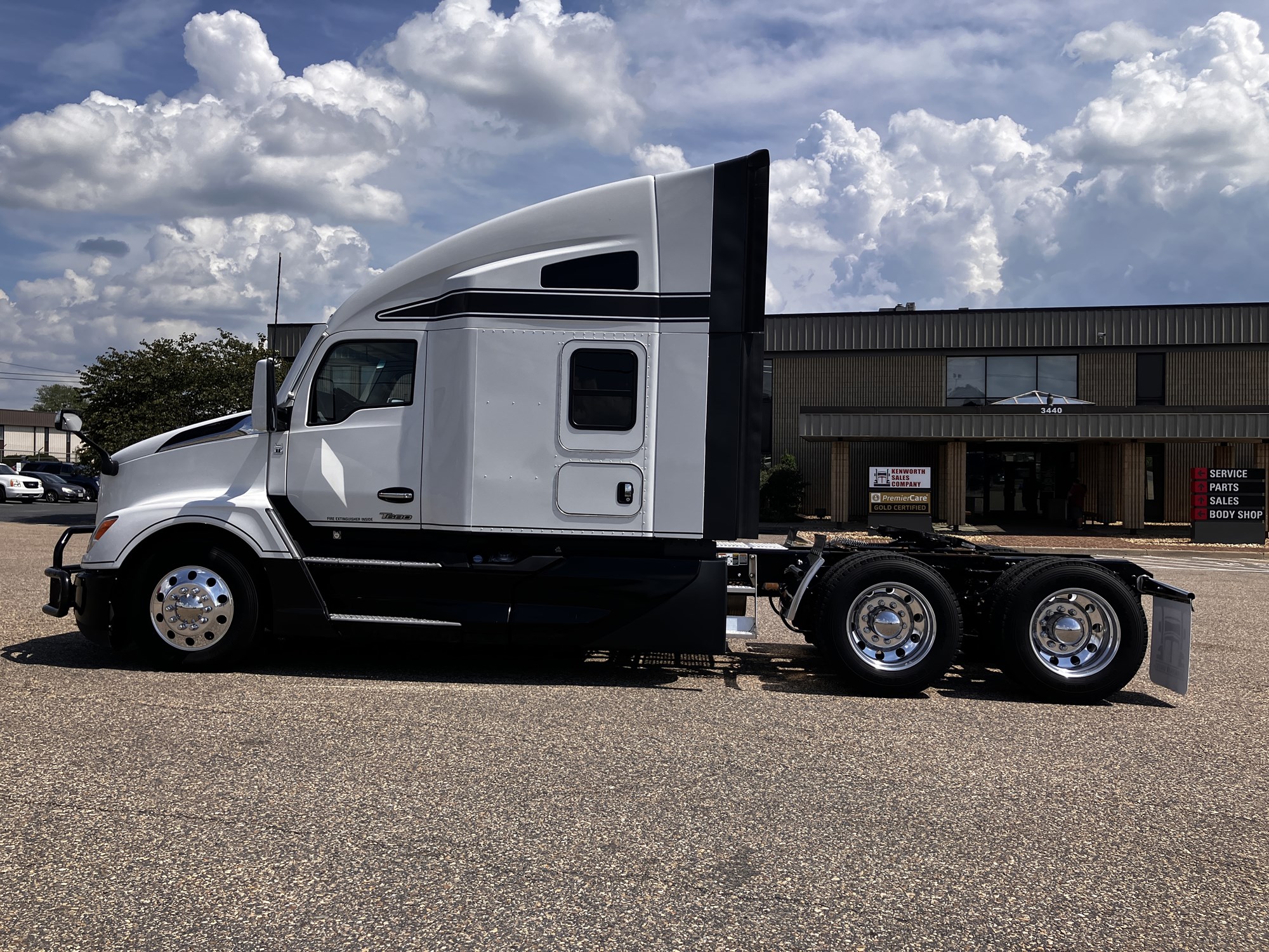 2023 Kenworth T680 - image 4 of 6