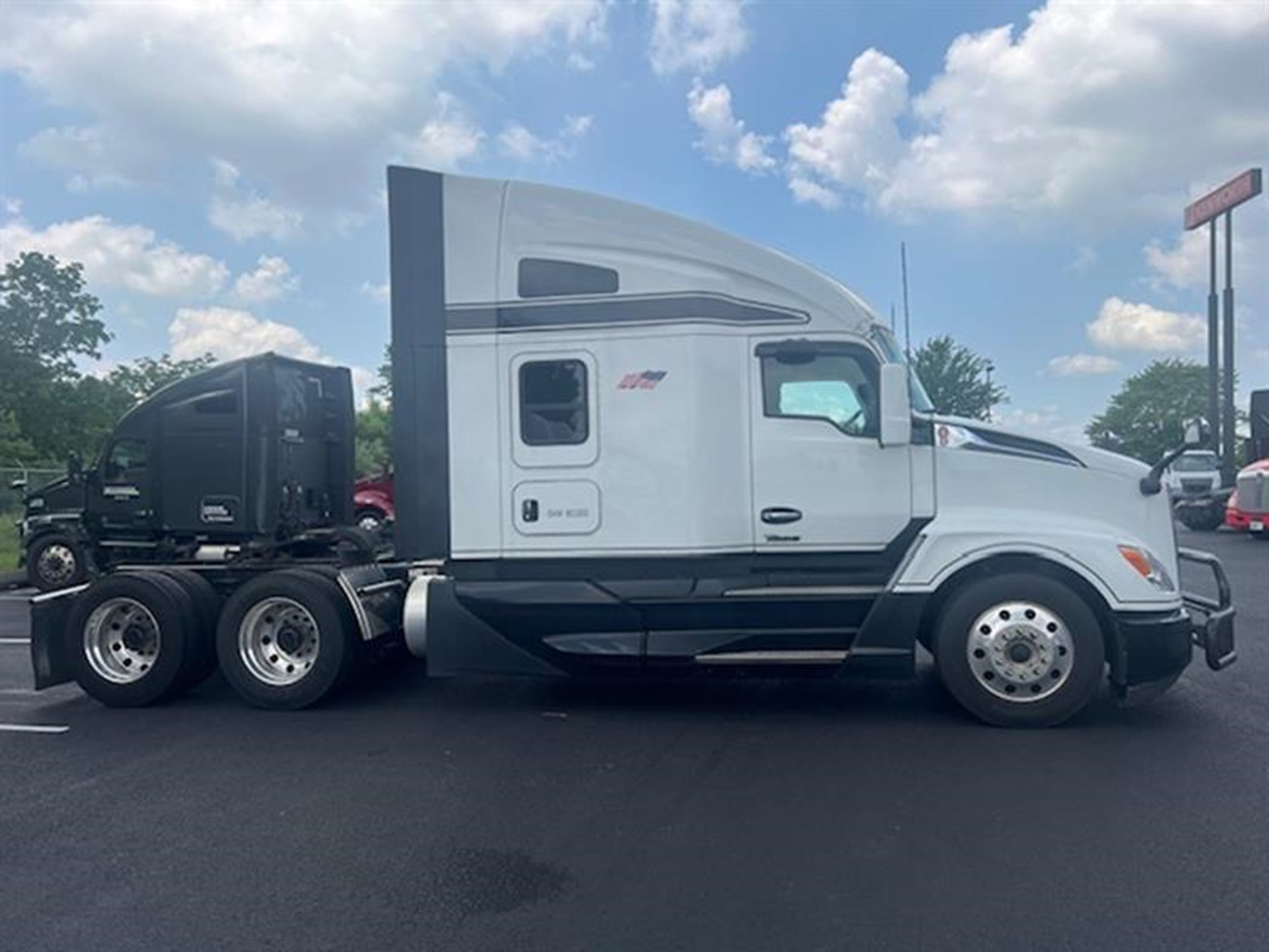 2023 Kenworth T680 2023 Kenworth T680 - image 1 of 1