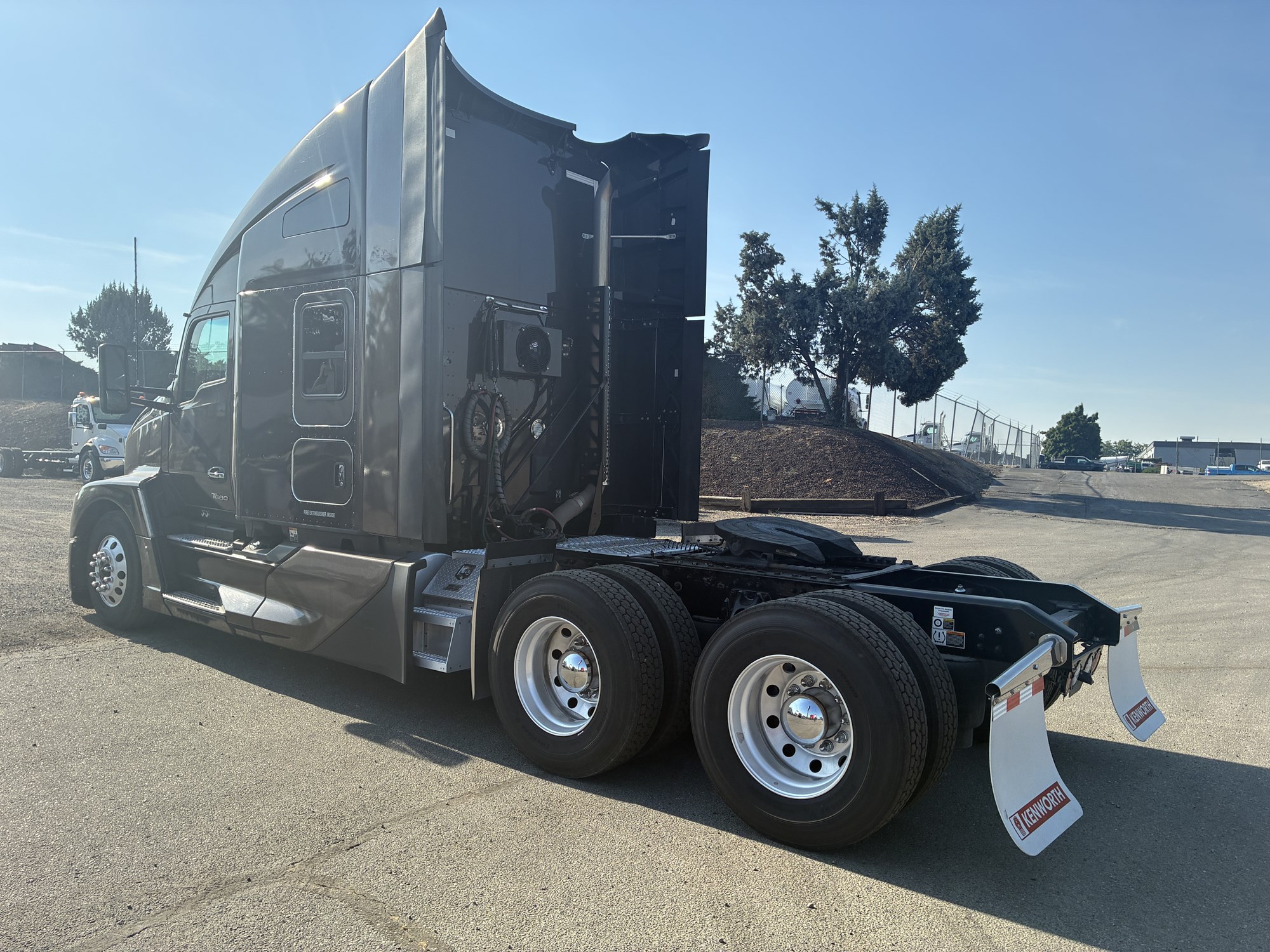 2023 Kenworth T680 Next Gen 2023 Kenworth T680 Next Gen - image 3 of 6