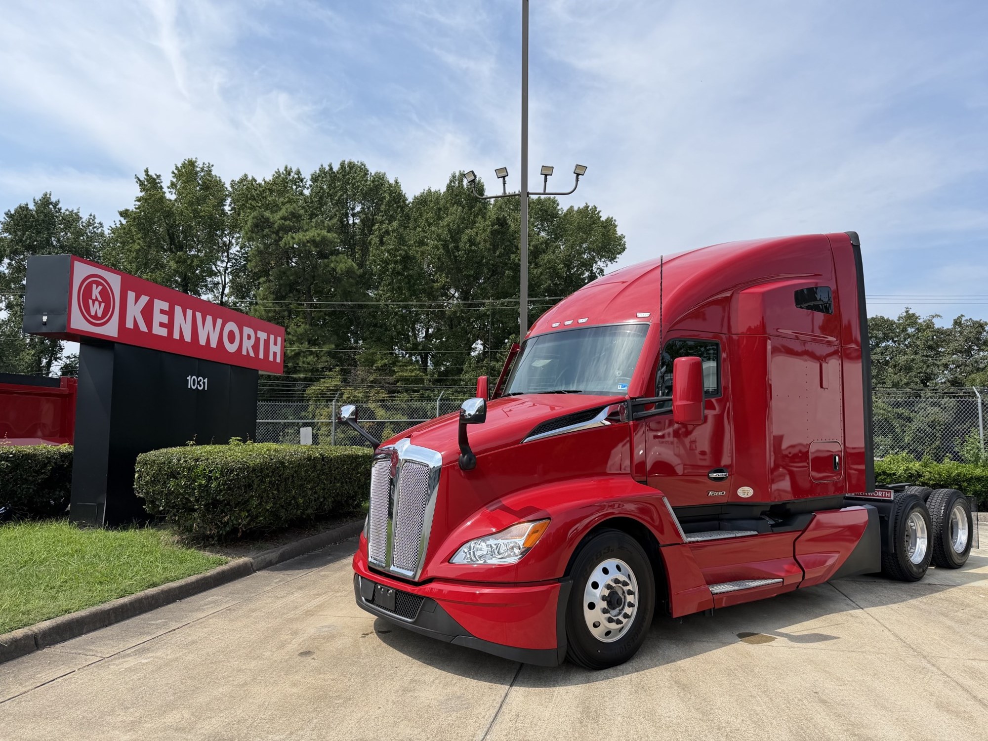2023 Kenworth T680 2023 Kenworth T680 - image 2 of 6
