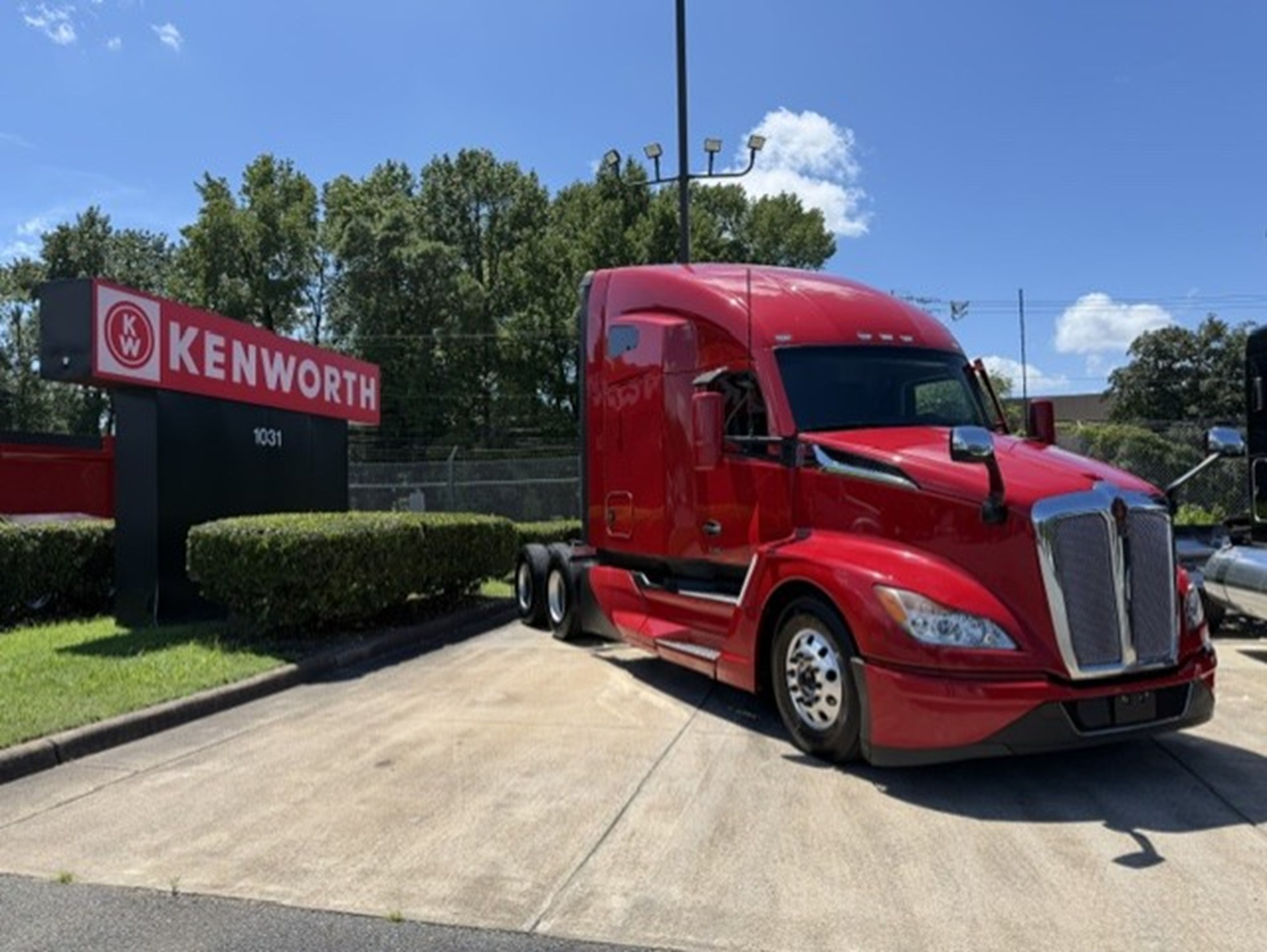 2023 Kenworth T680 2023 Kenworth T680 - image 4 of 6