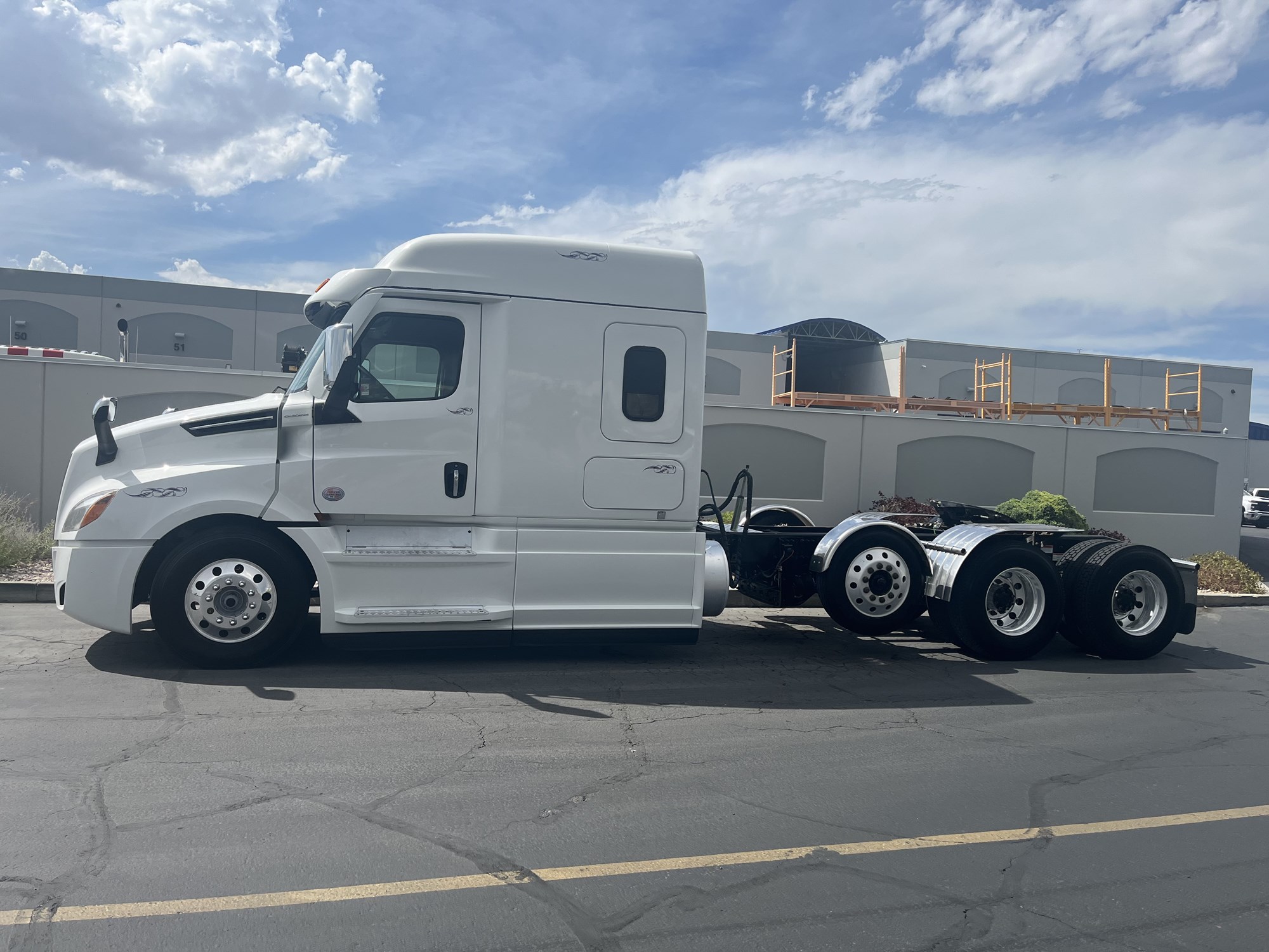 2023 Freightliner Cascadia 2023 Freightliner Cascadia - image 1 of 6