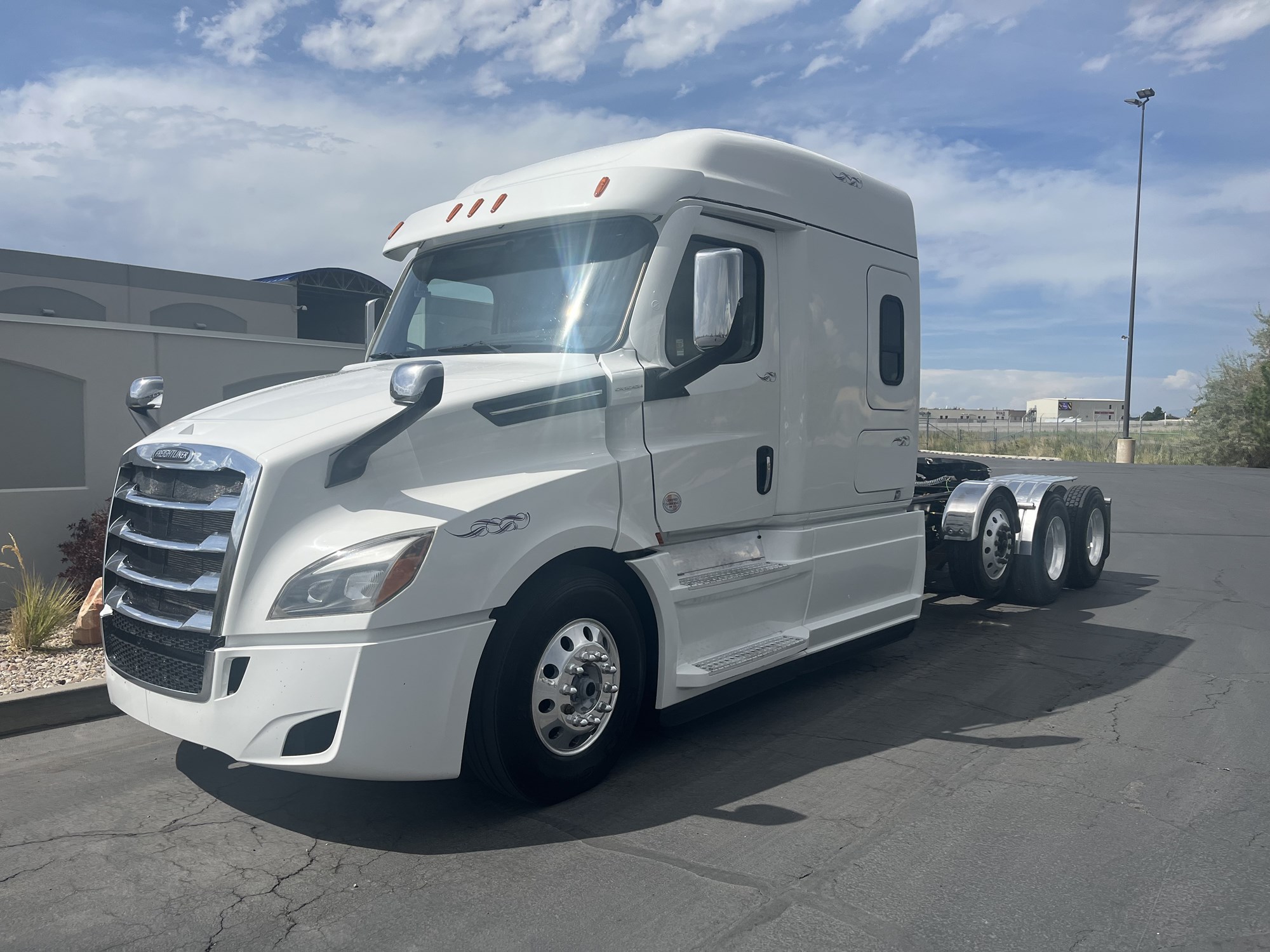2023 Freightliner Cascadia 2023 Freightliner Cascadia - image 2 of 6