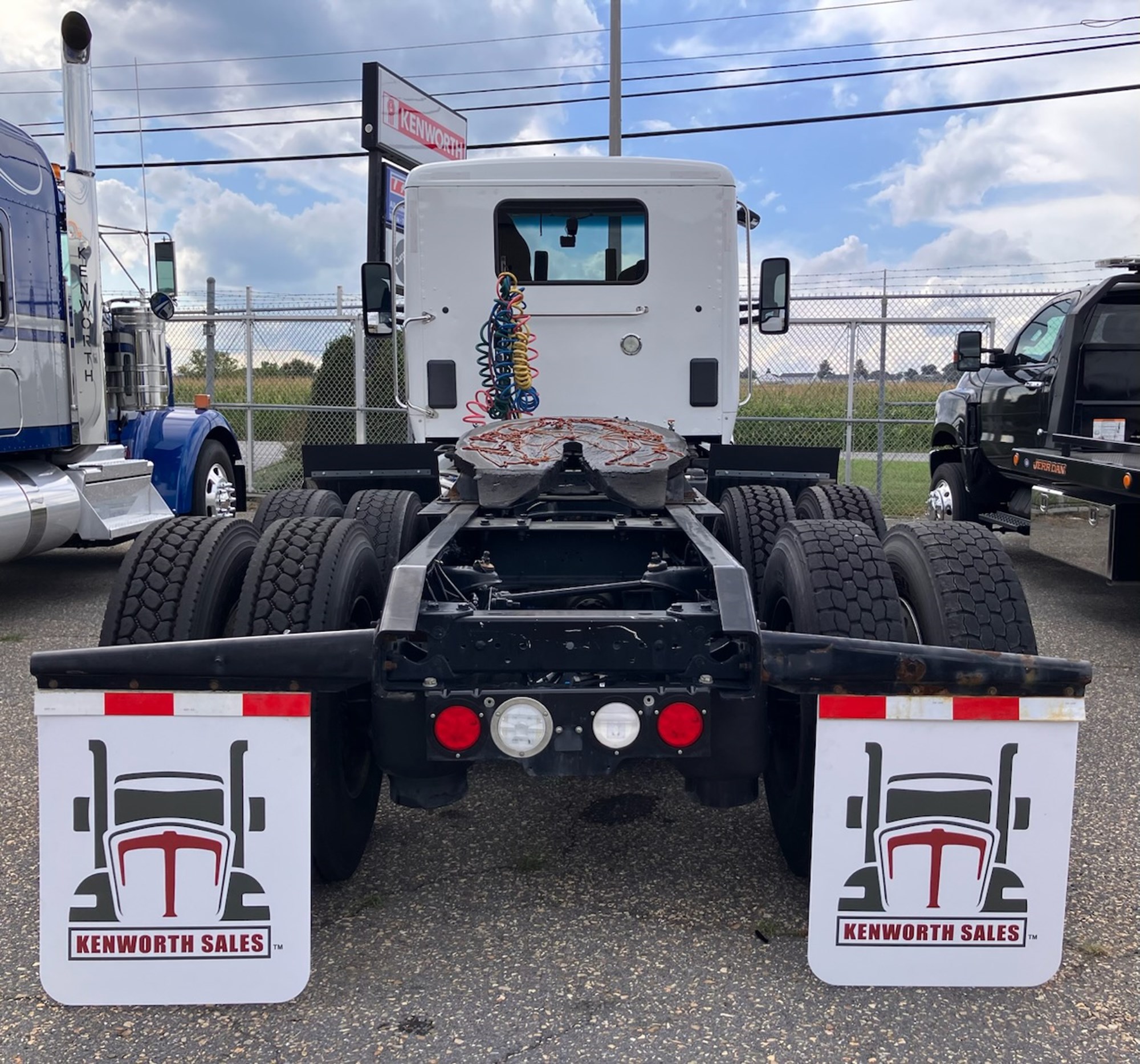 2024 Peterbilt 579 - image 2 of 3