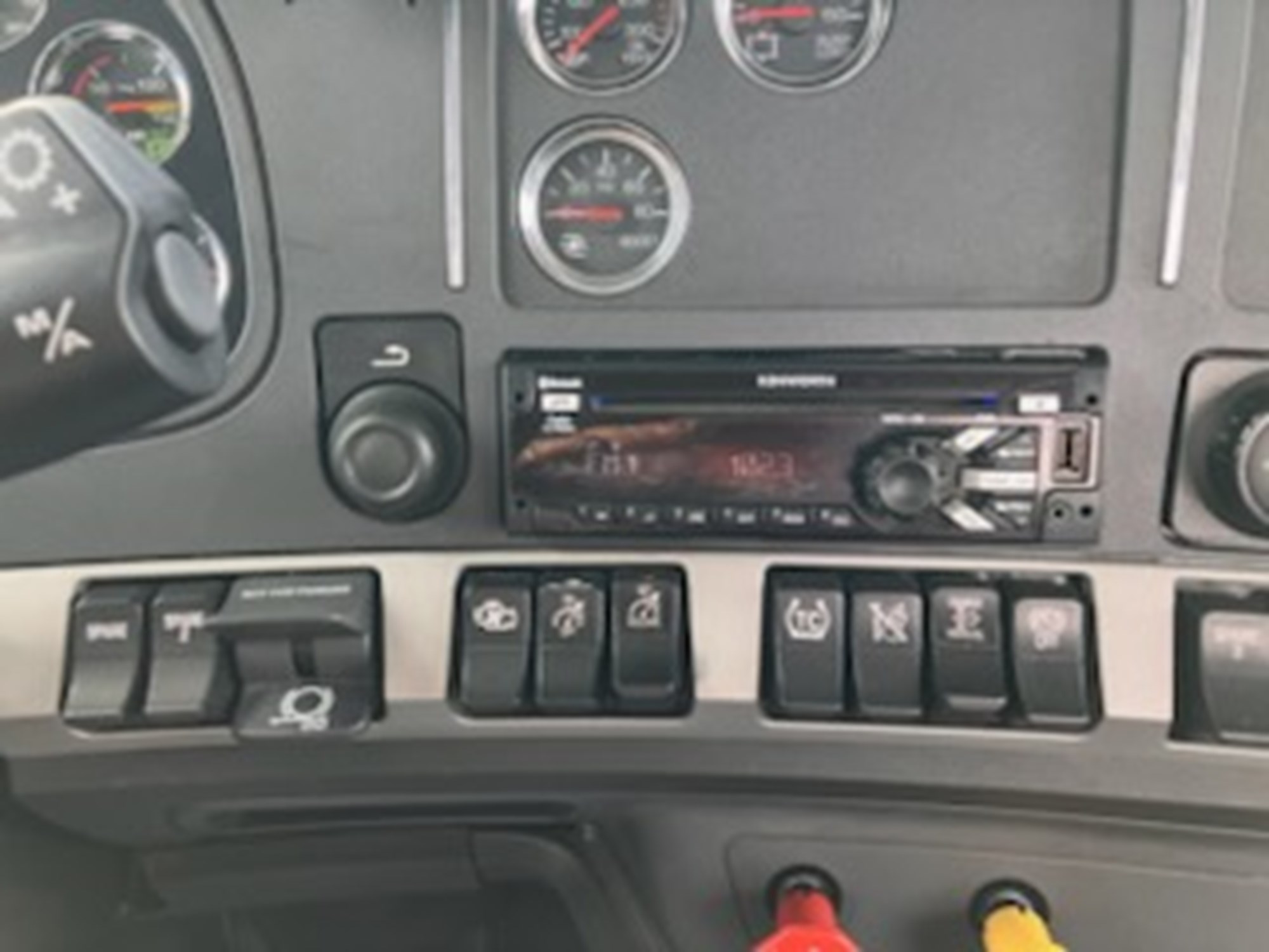 2024 Peterbilt 579 - image 3 of 3