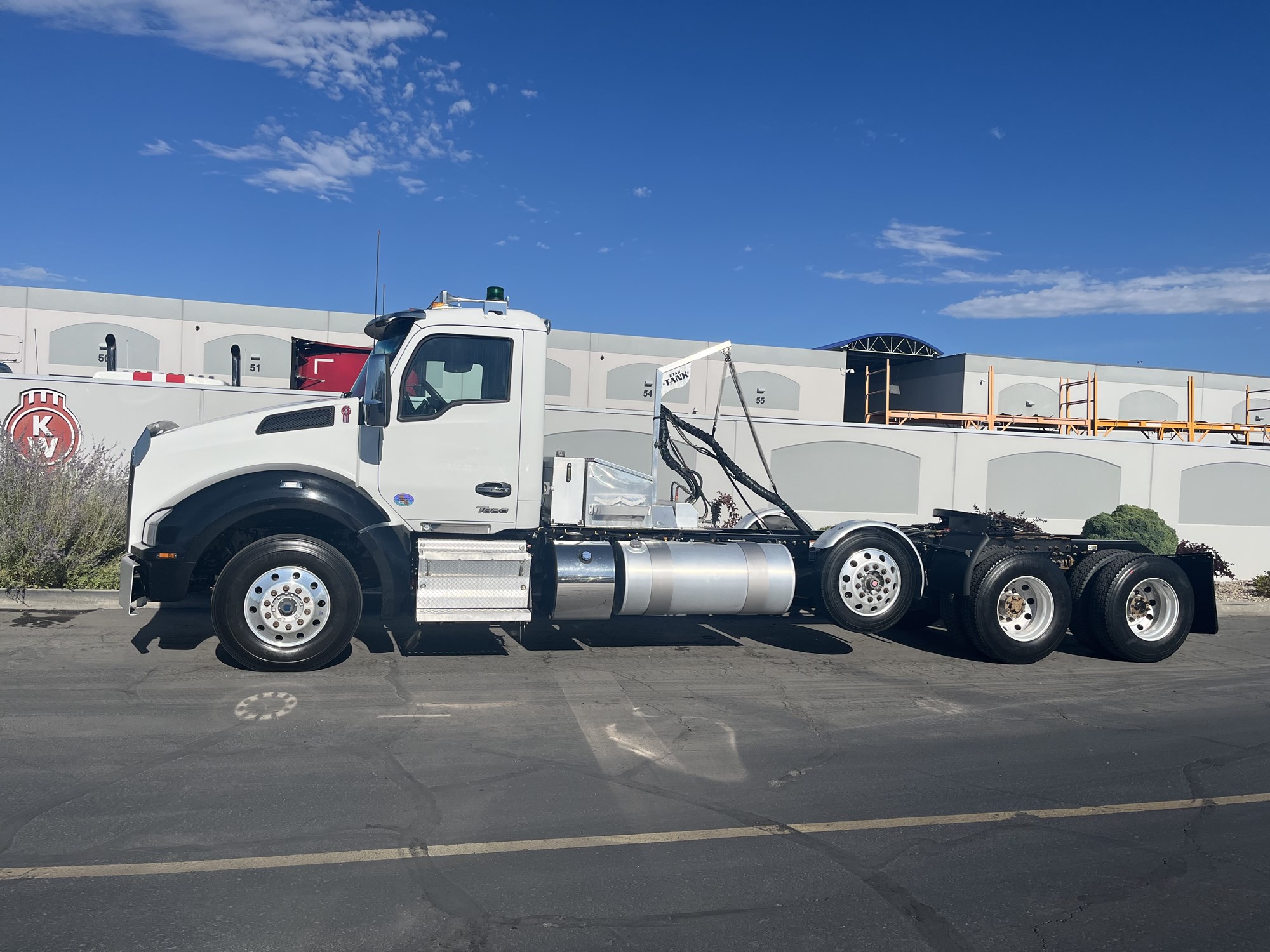 2024 Kenworth T880 2024 Kenworth T880 - image 1 of 6