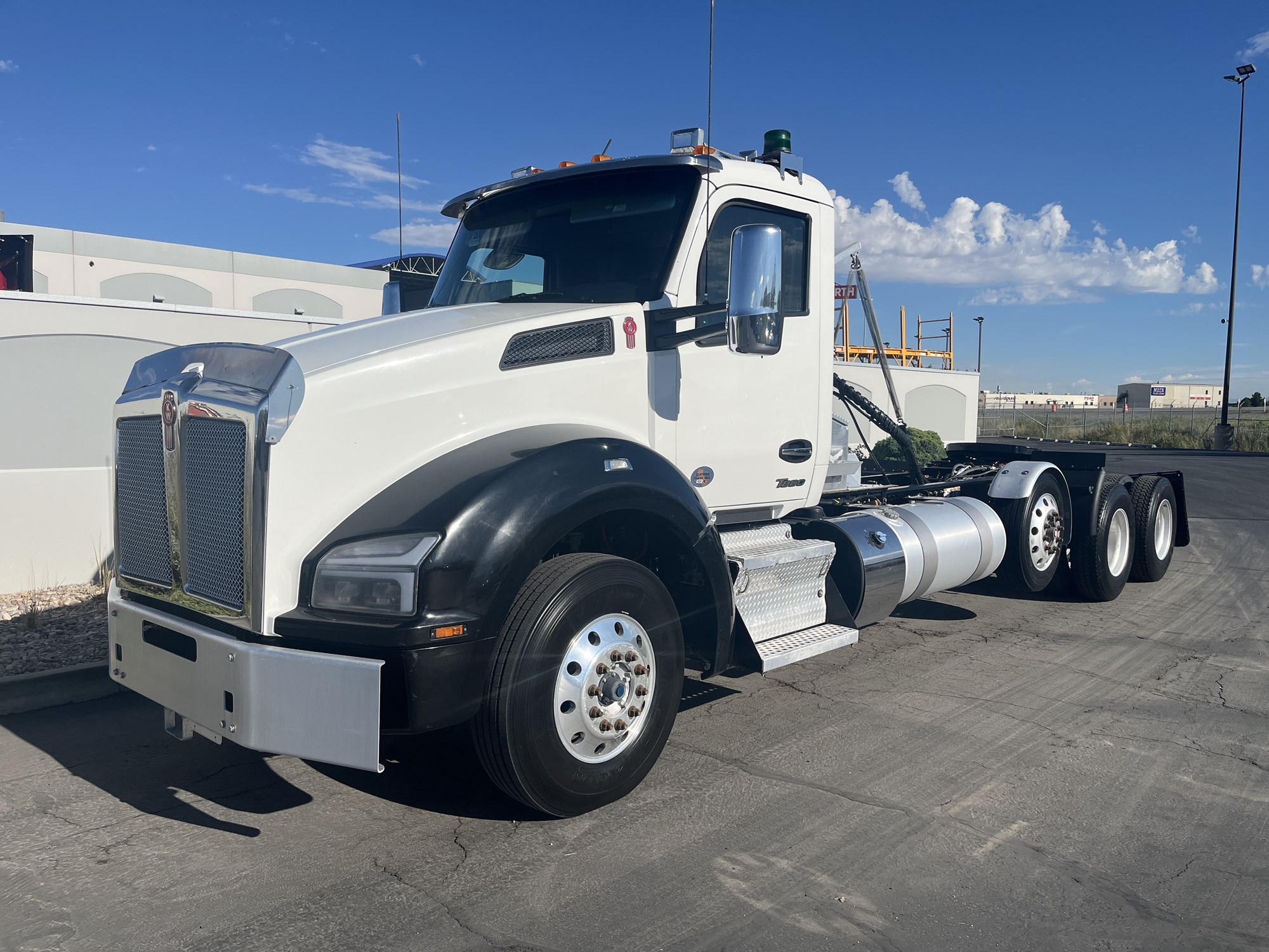 2024 Kenworth T880 2024 Kenworth T880 - image 2 of 6