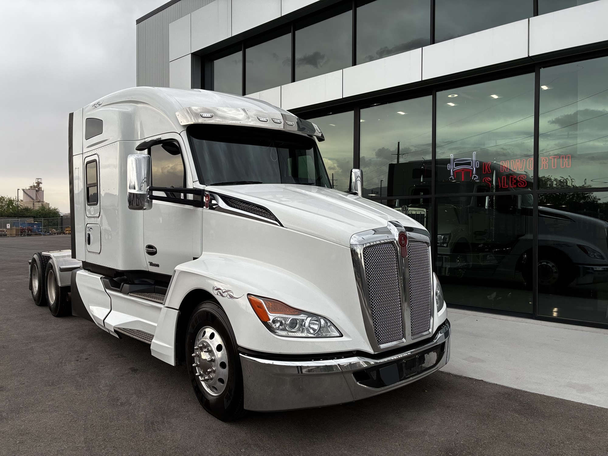 2024 Kenworth T680 Next Gen 2024 Kenworth T680 Next Gen - image 1 of 6