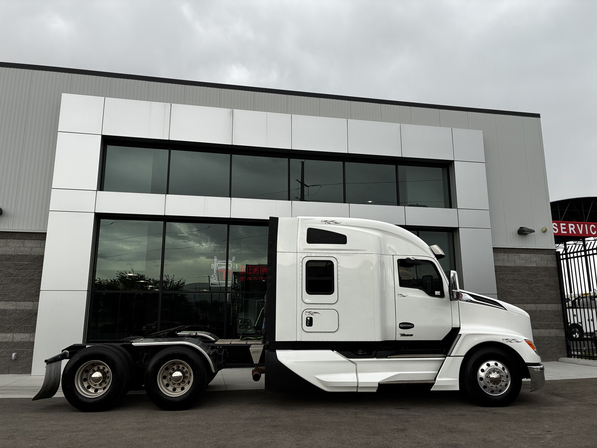 2024 Kenworth T680 Next Gen 2024 Kenworth T680 Next Gen - image 2 of 6