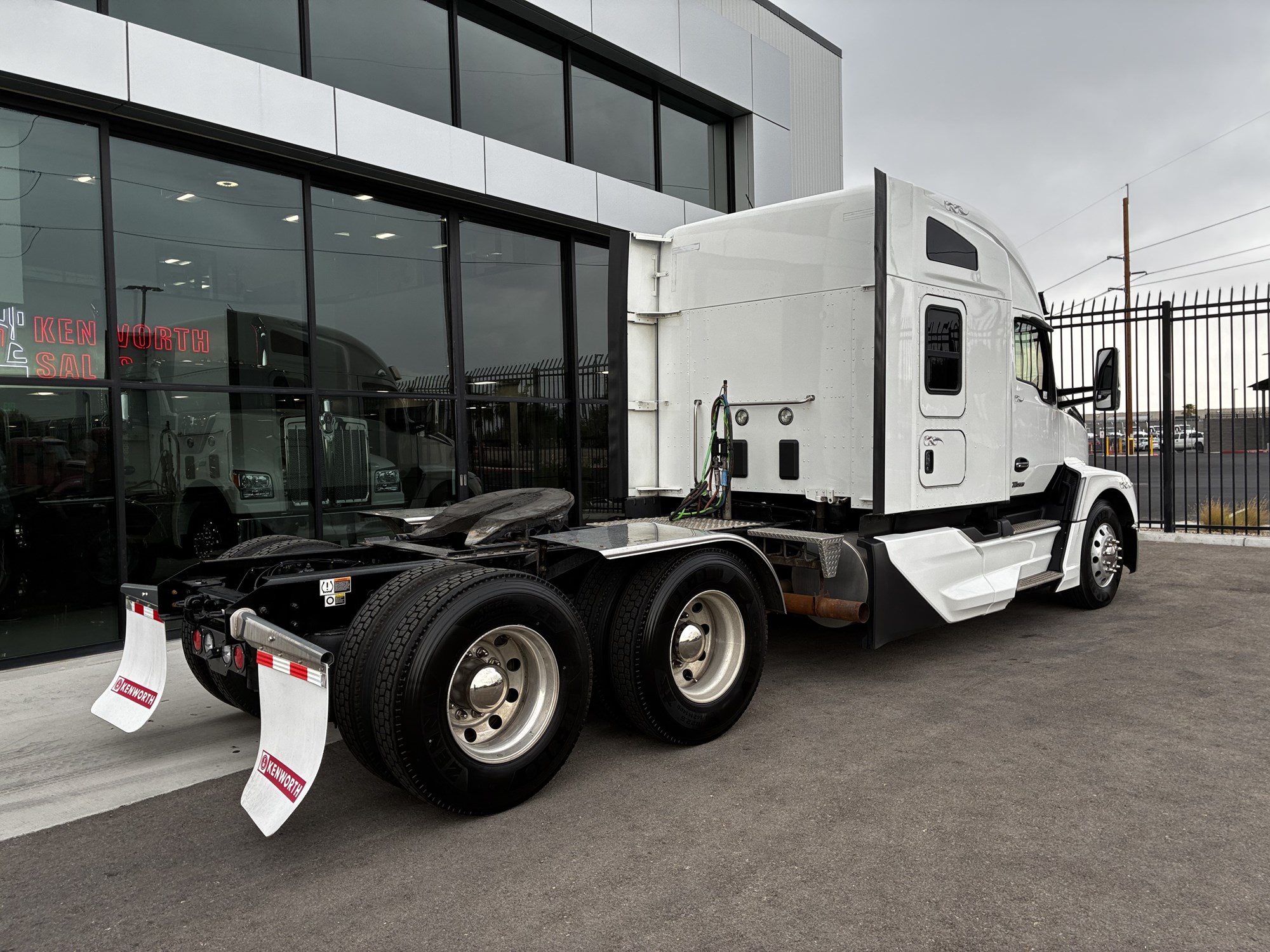 2024 Kenworth T680 Next Gen 2024 Kenworth T680 Next Gen - image 4 of 6