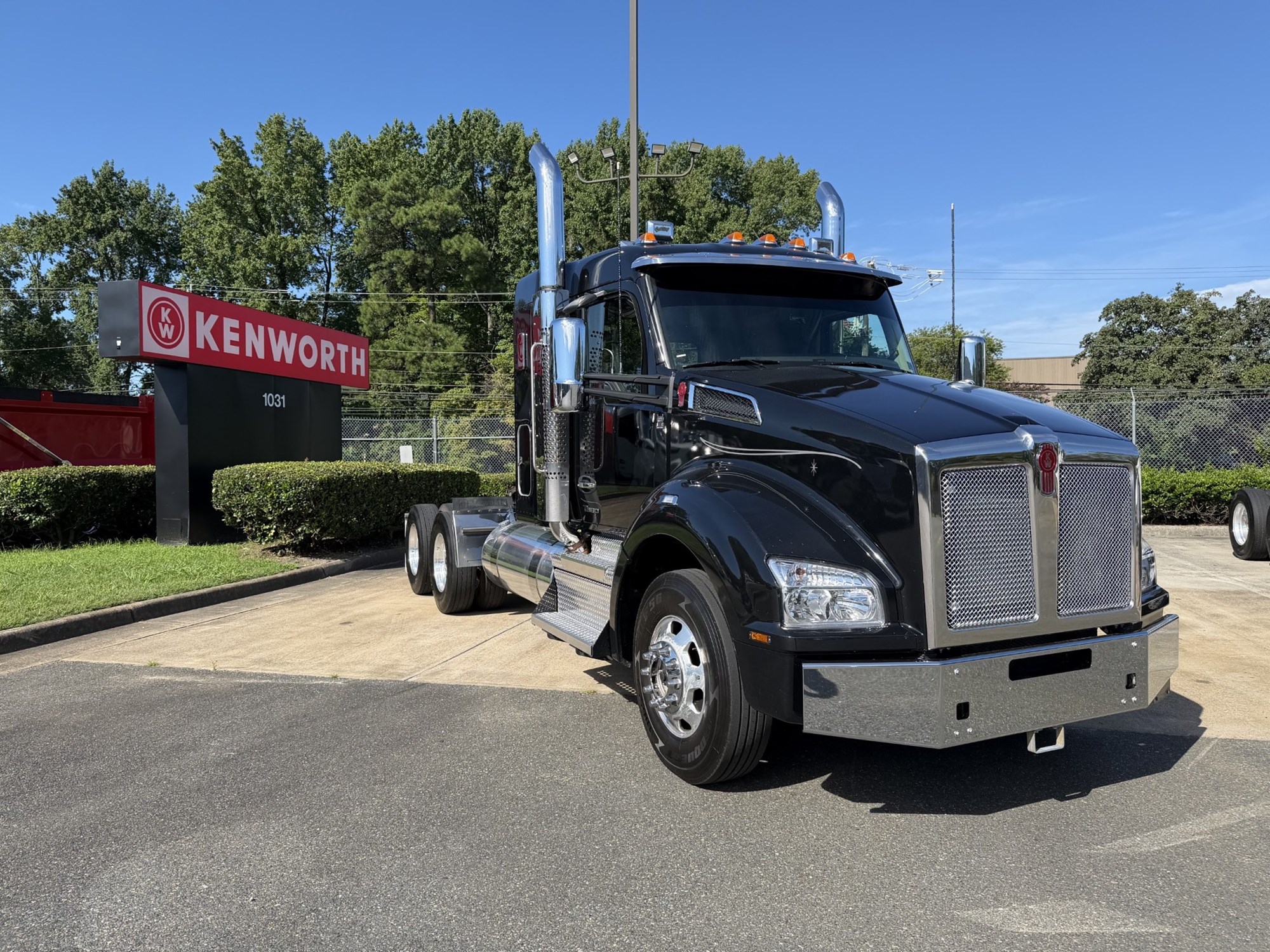 2024 Kenworth T880 2024 Kenworth T880 - image 1 of 6
