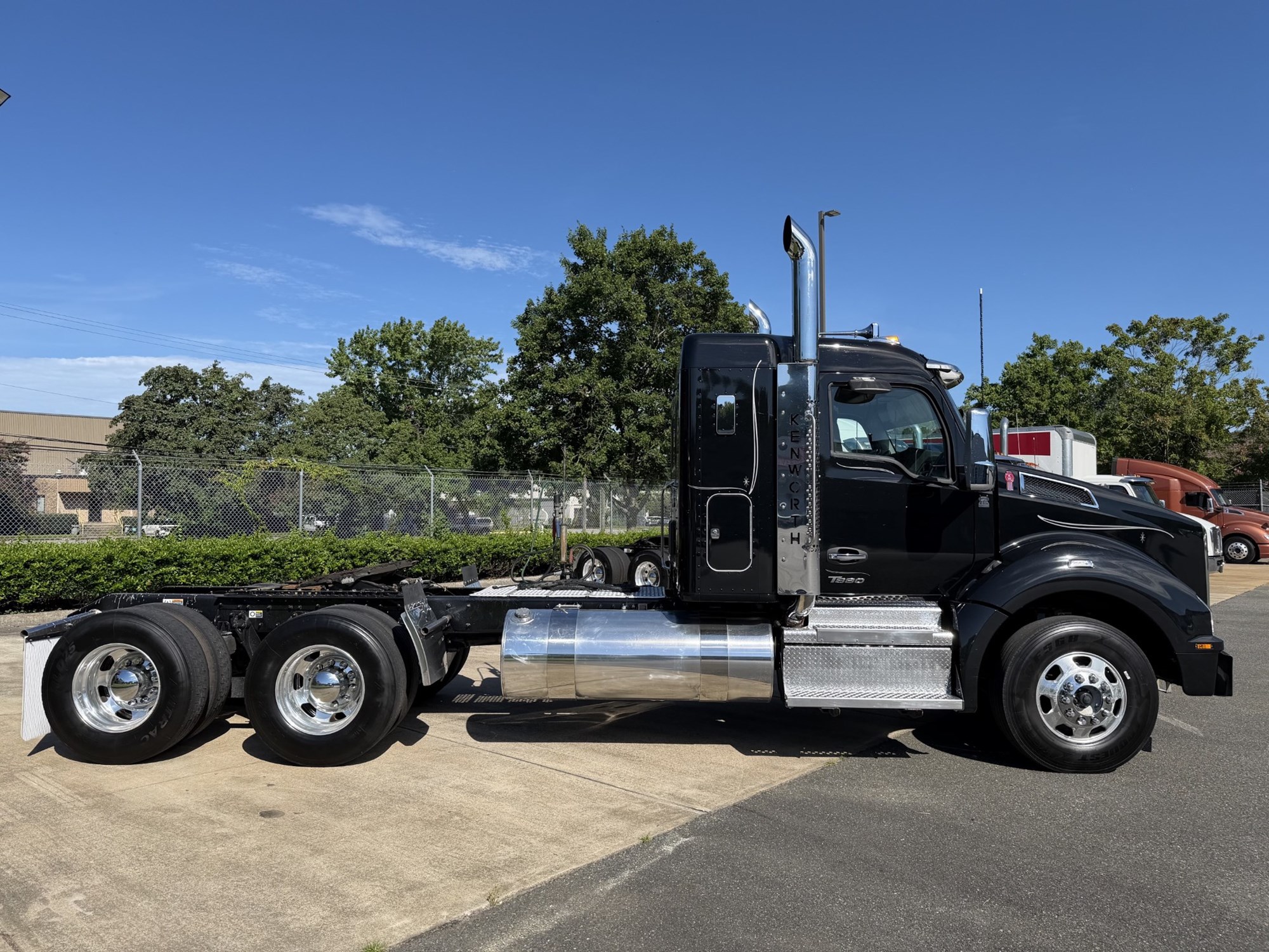2024 Kenworth T880 2024 Kenworth T880 - image 2 of 6