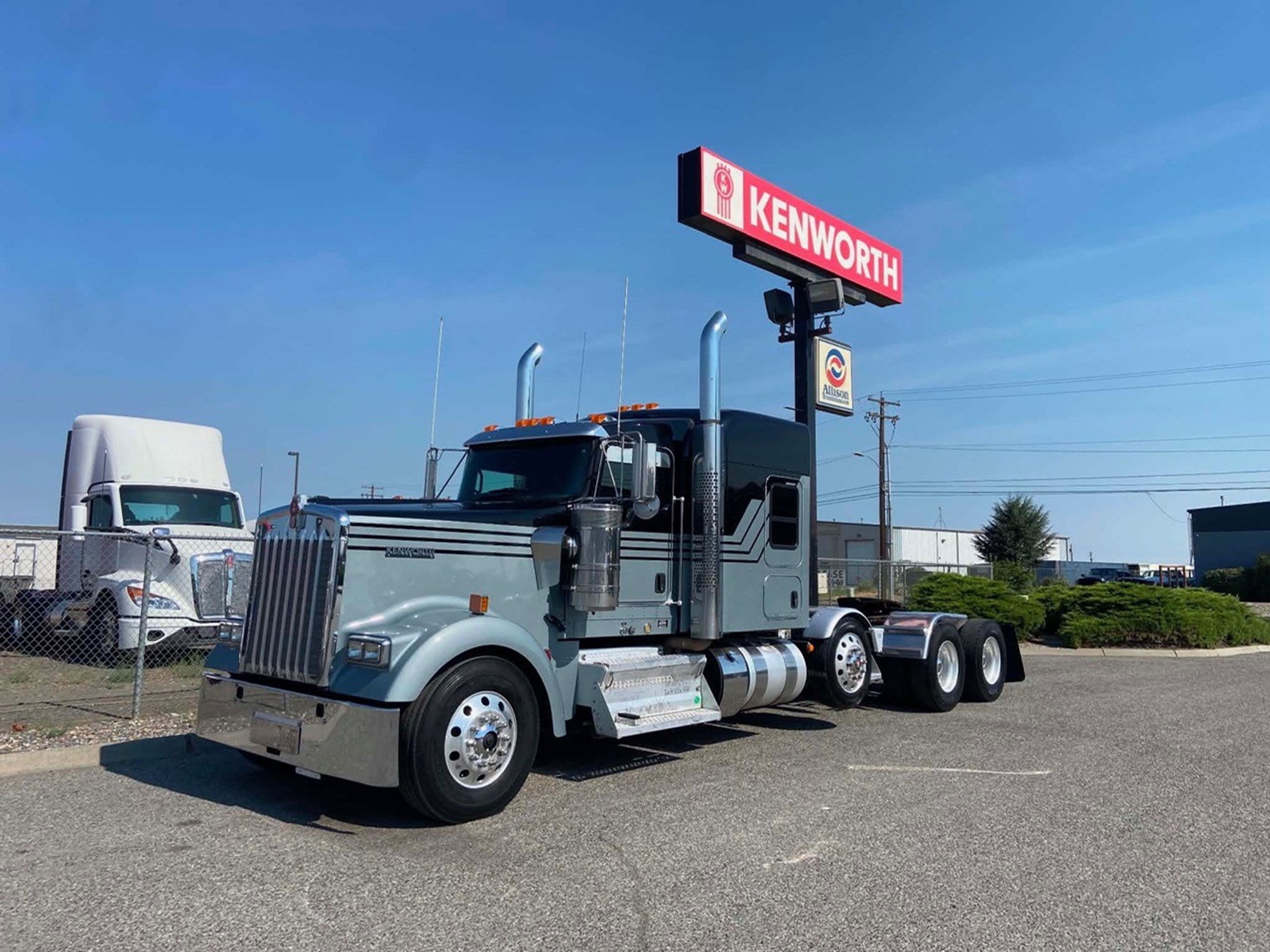 2024 Kenworth W900 2024 Kenworth W900 - image 2 of 6