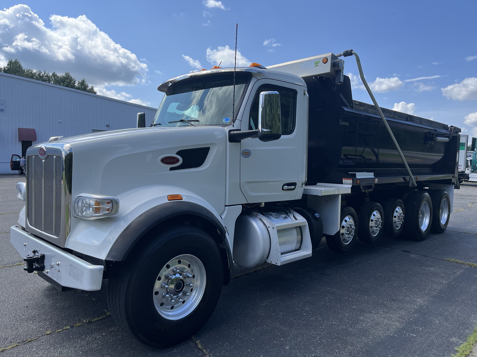 2025 Peterbilt 567 2025 Peterbilt 567 - image 1 of 6
