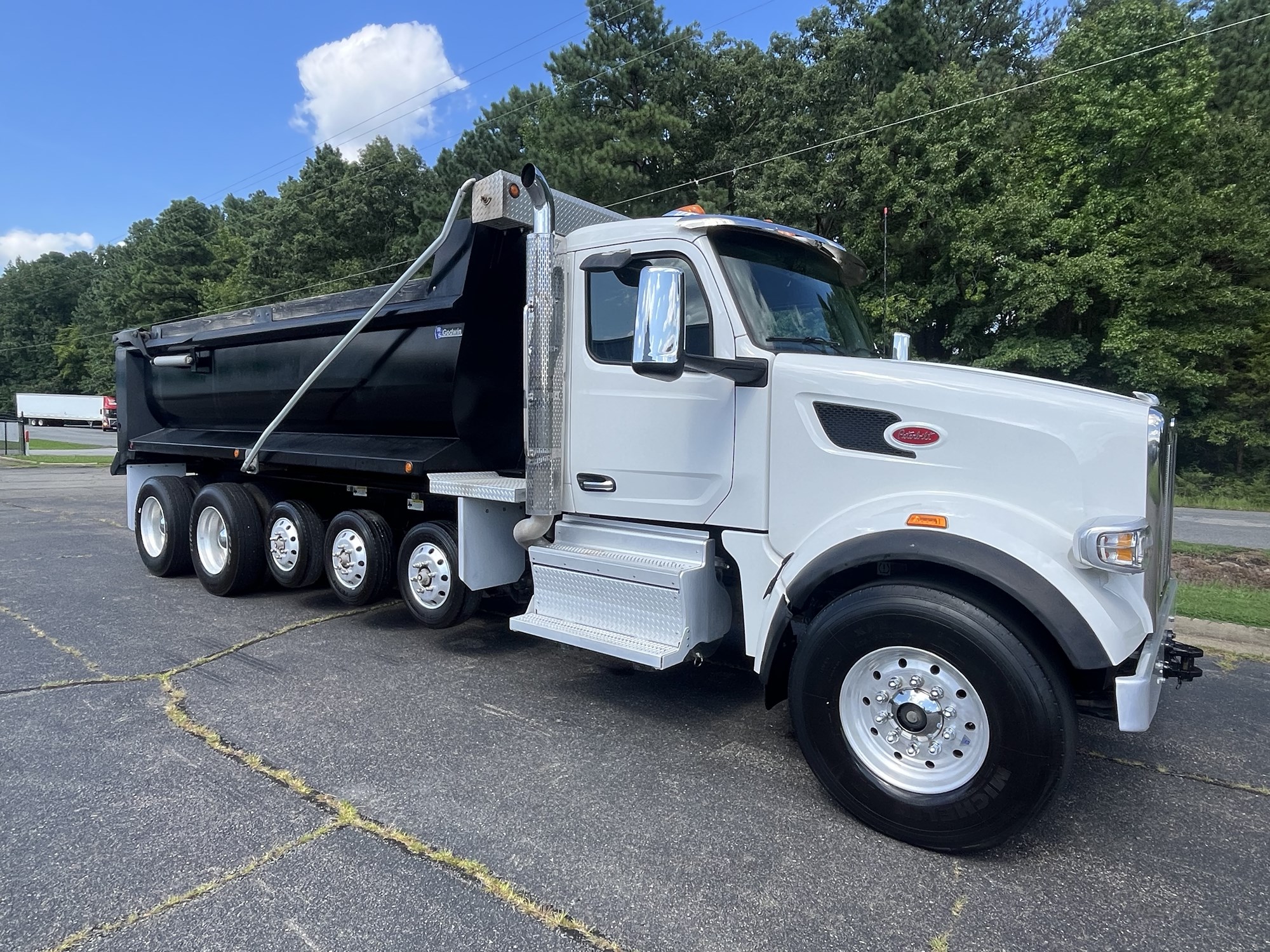 2025 Peterbilt 567 2025 Peterbilt 567 - image 3 of 6