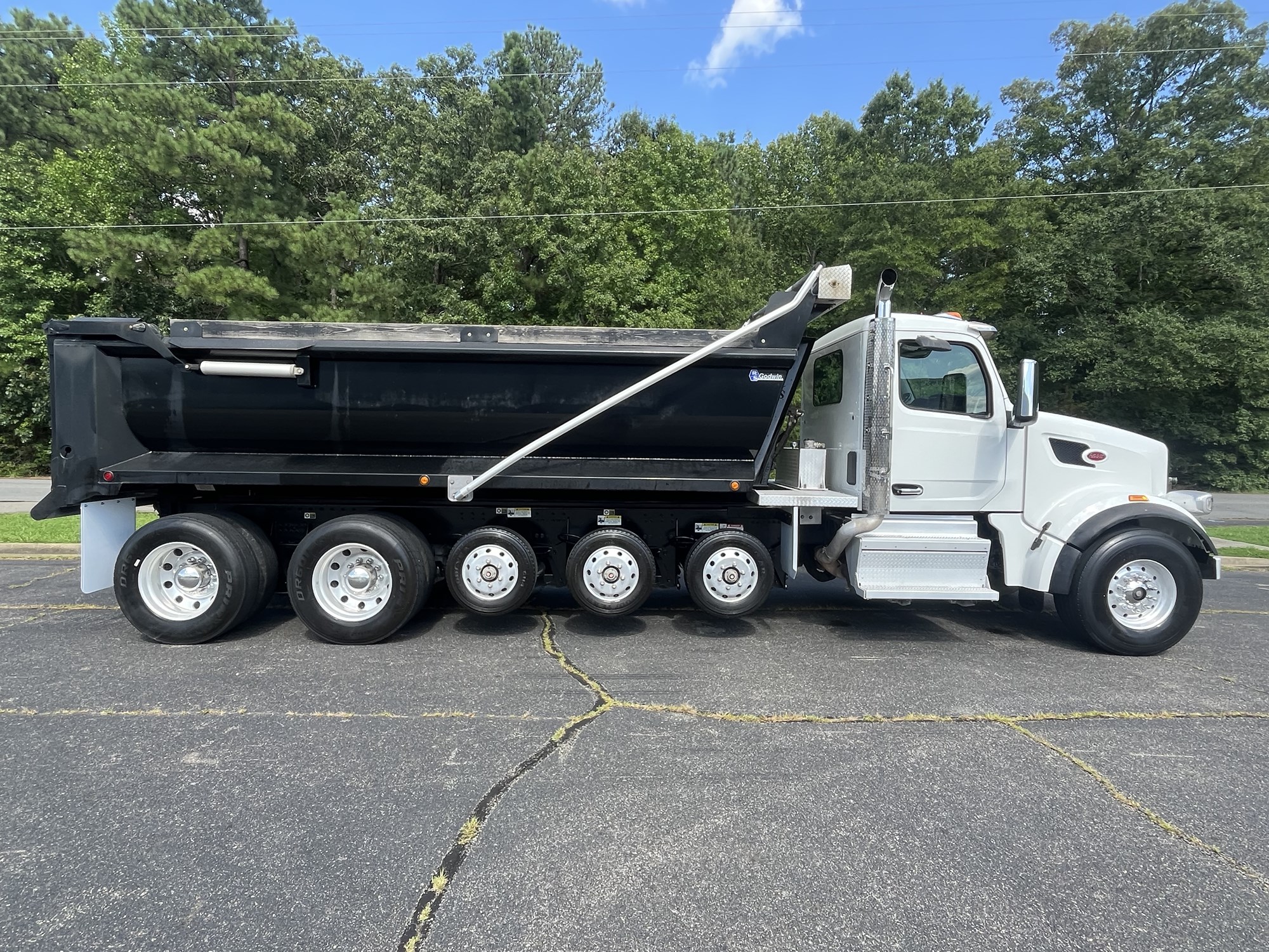 2025 Peterbilt 567 2025 Peterbilt 567 - image 4 of 6