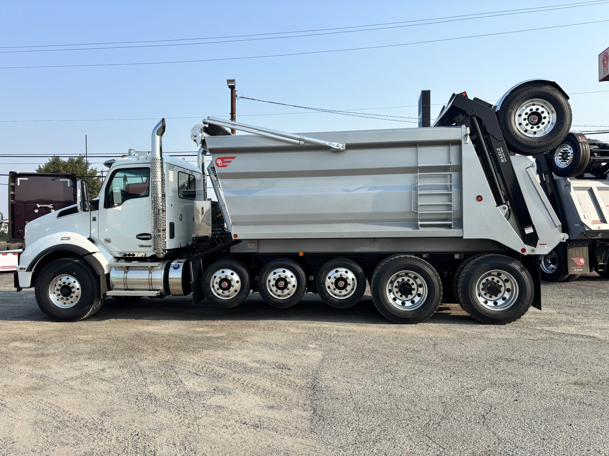 2026 Kenworth T880 2026 Kenworth T880 - image 2 of 6