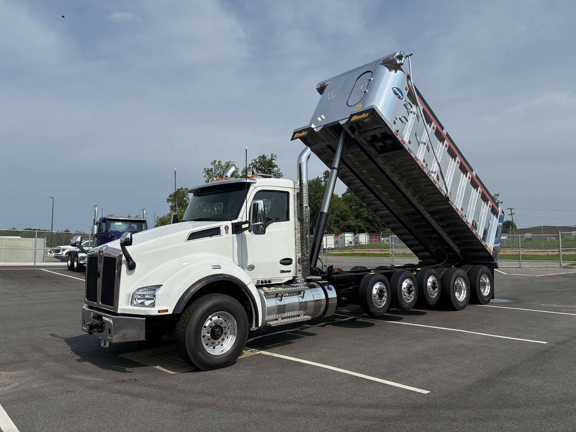2027 Kenworth T880 2027 Kenworth T880 - image 1 of 6