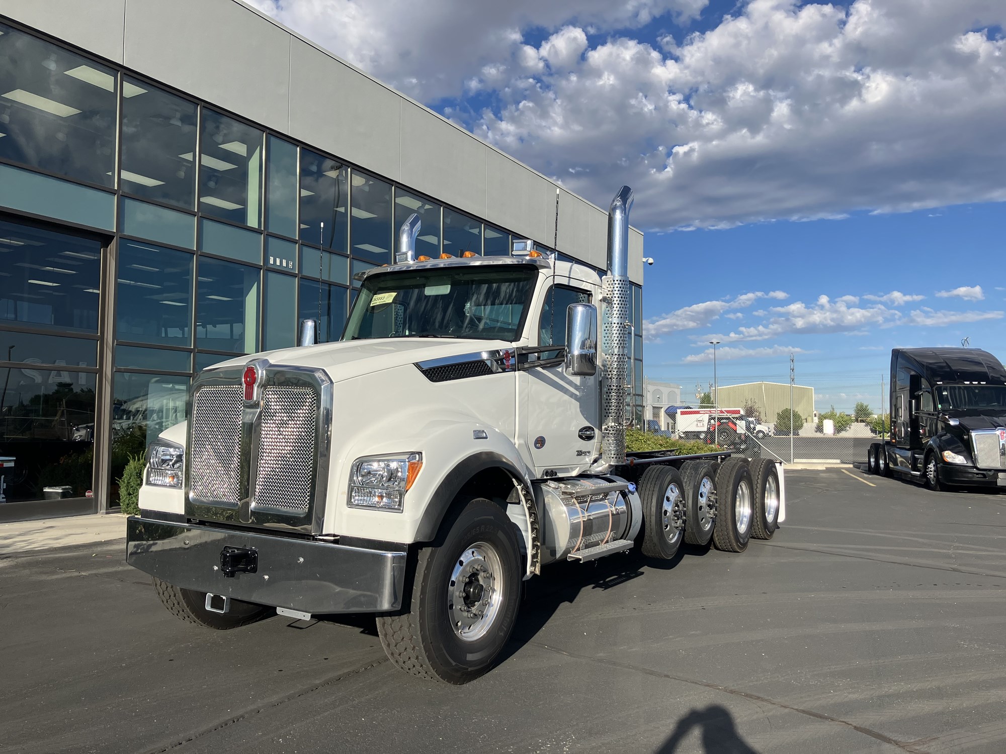 2027 Kenworth T880 2027 Kenworth T880 - image 1 of 6