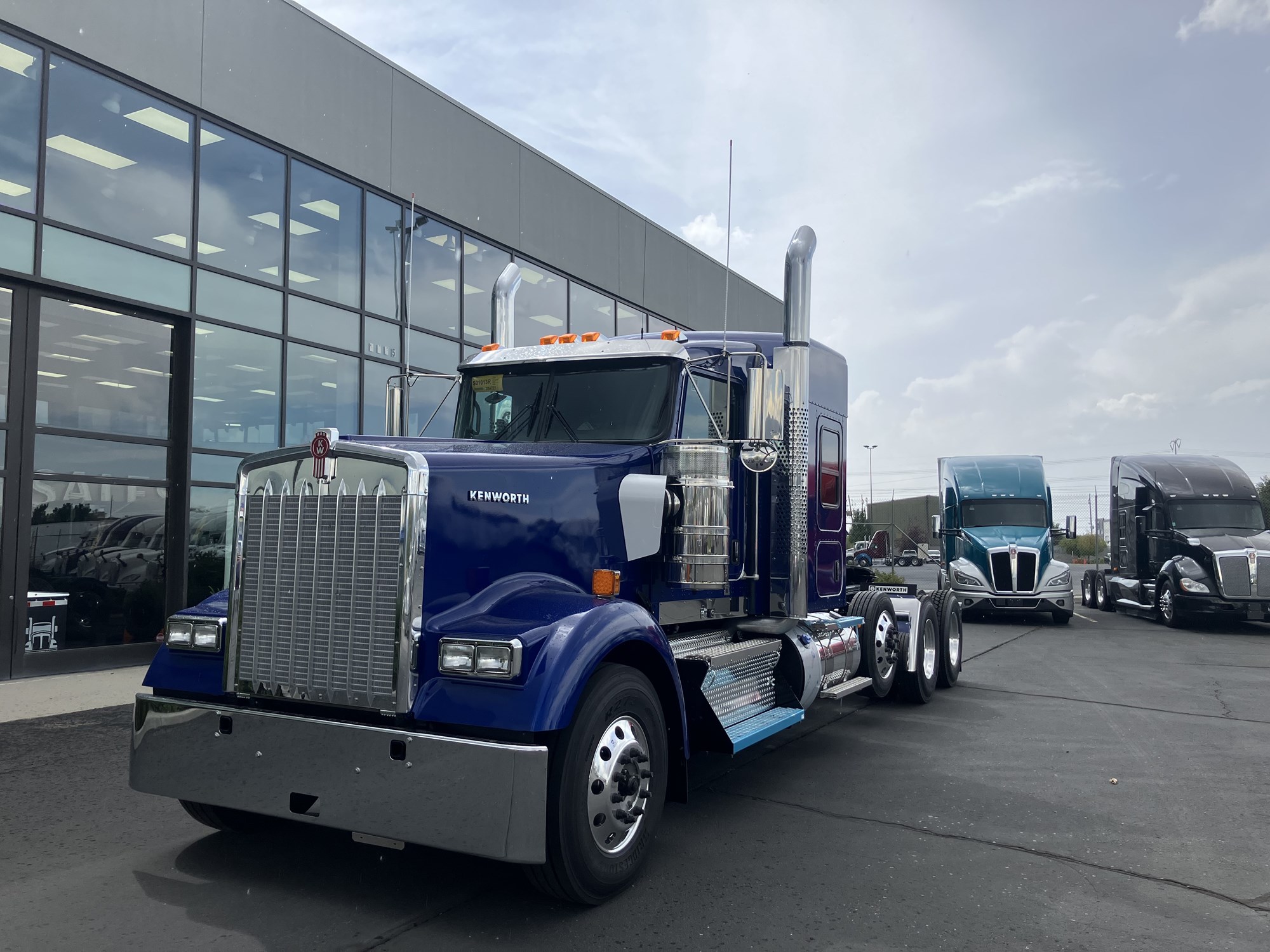 2027 Kenworth W900B 2027 Kenworth W900B - image 1 of 6