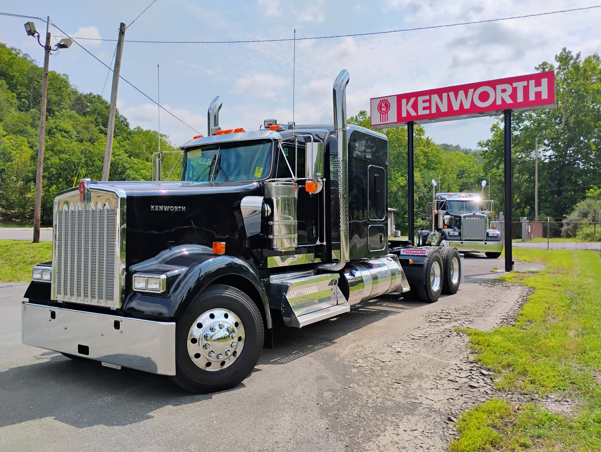 2027 Kenworth W900L 2027 Kenworth W900L - image 3 of 6