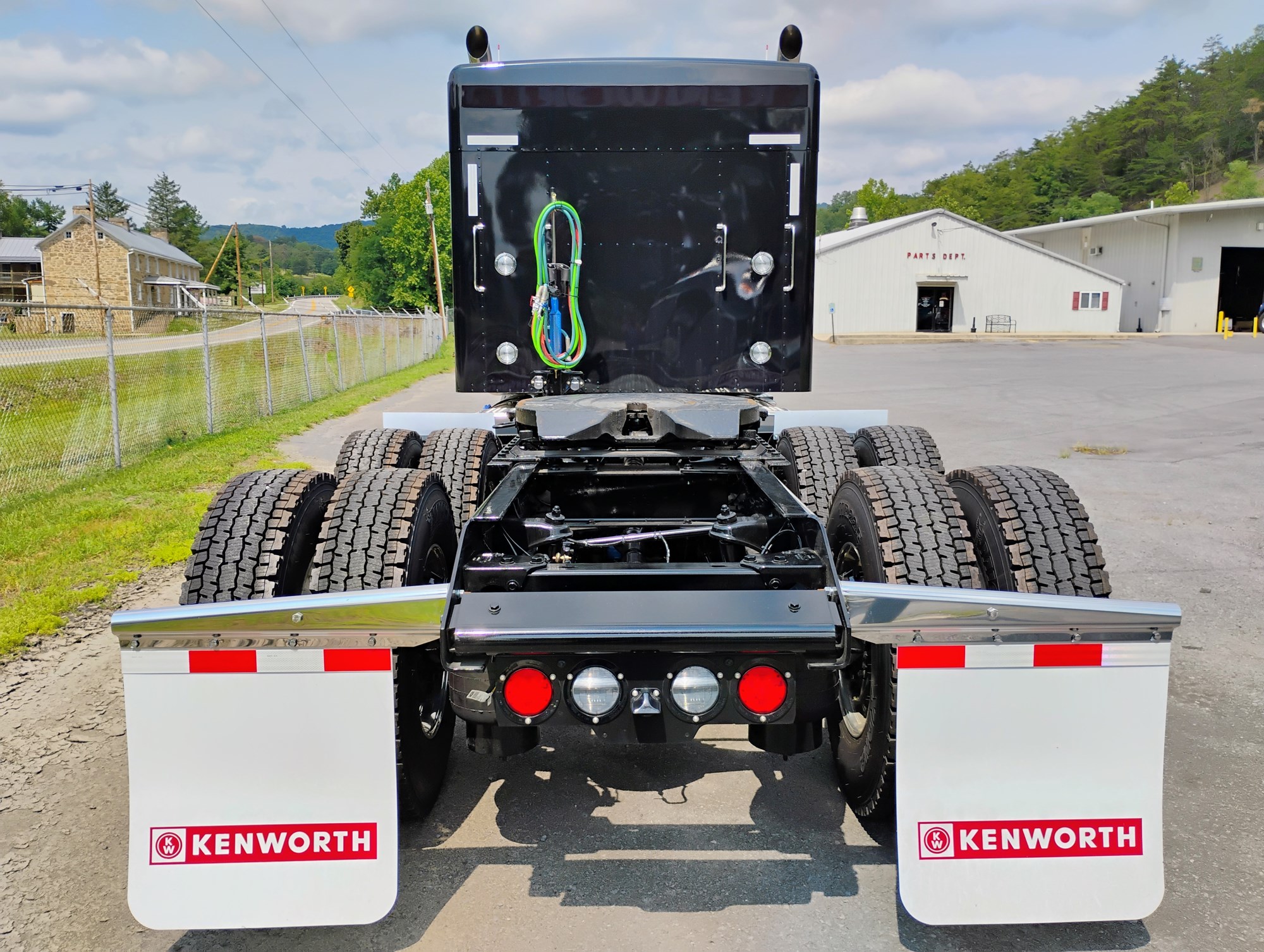 2027 Kenworth W900L 2027 Kenworth W900L - image 4 of 6
