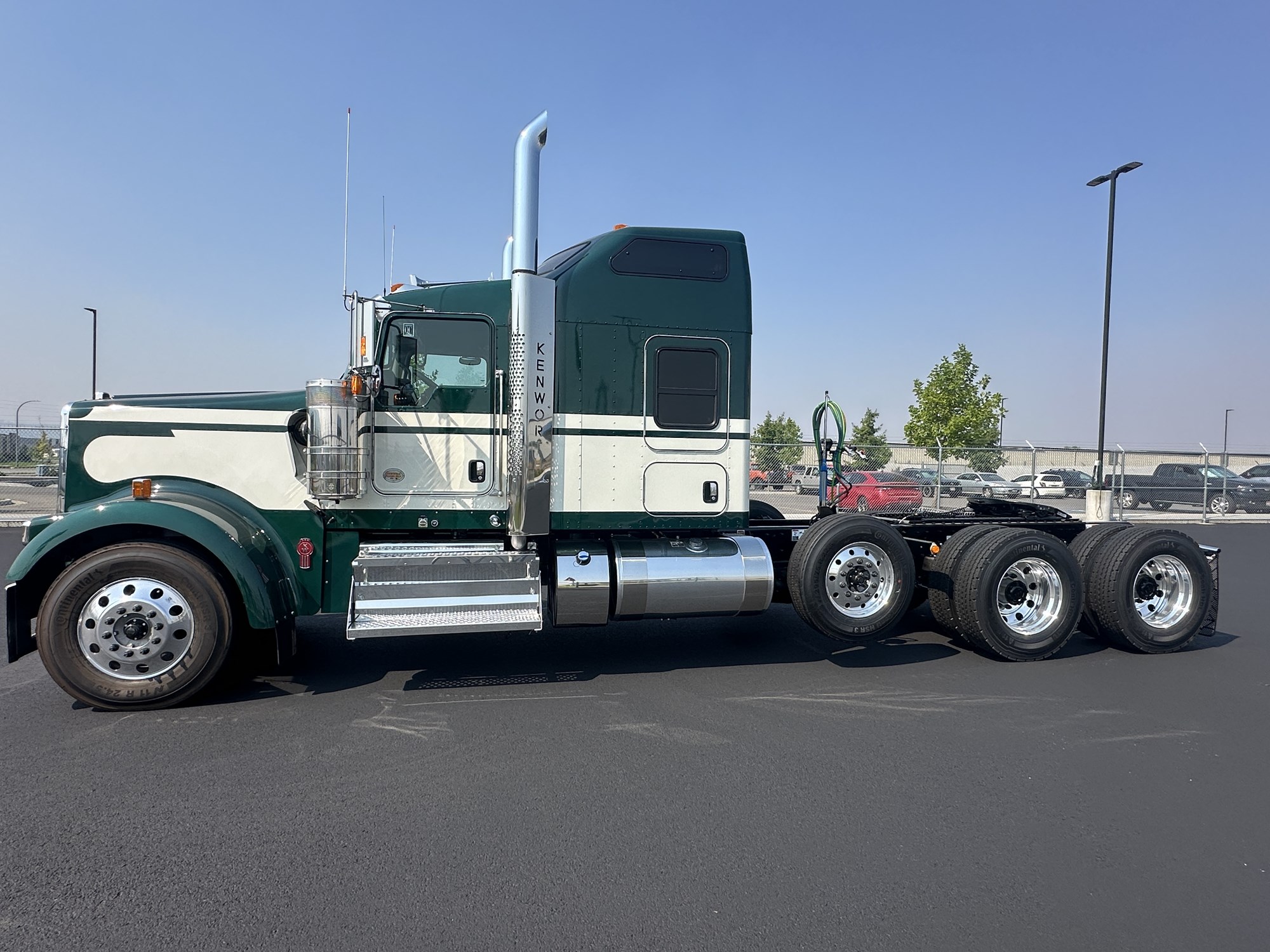 2027 Kenworth W900L 2027 Kenworth W900L - image 2 of 6